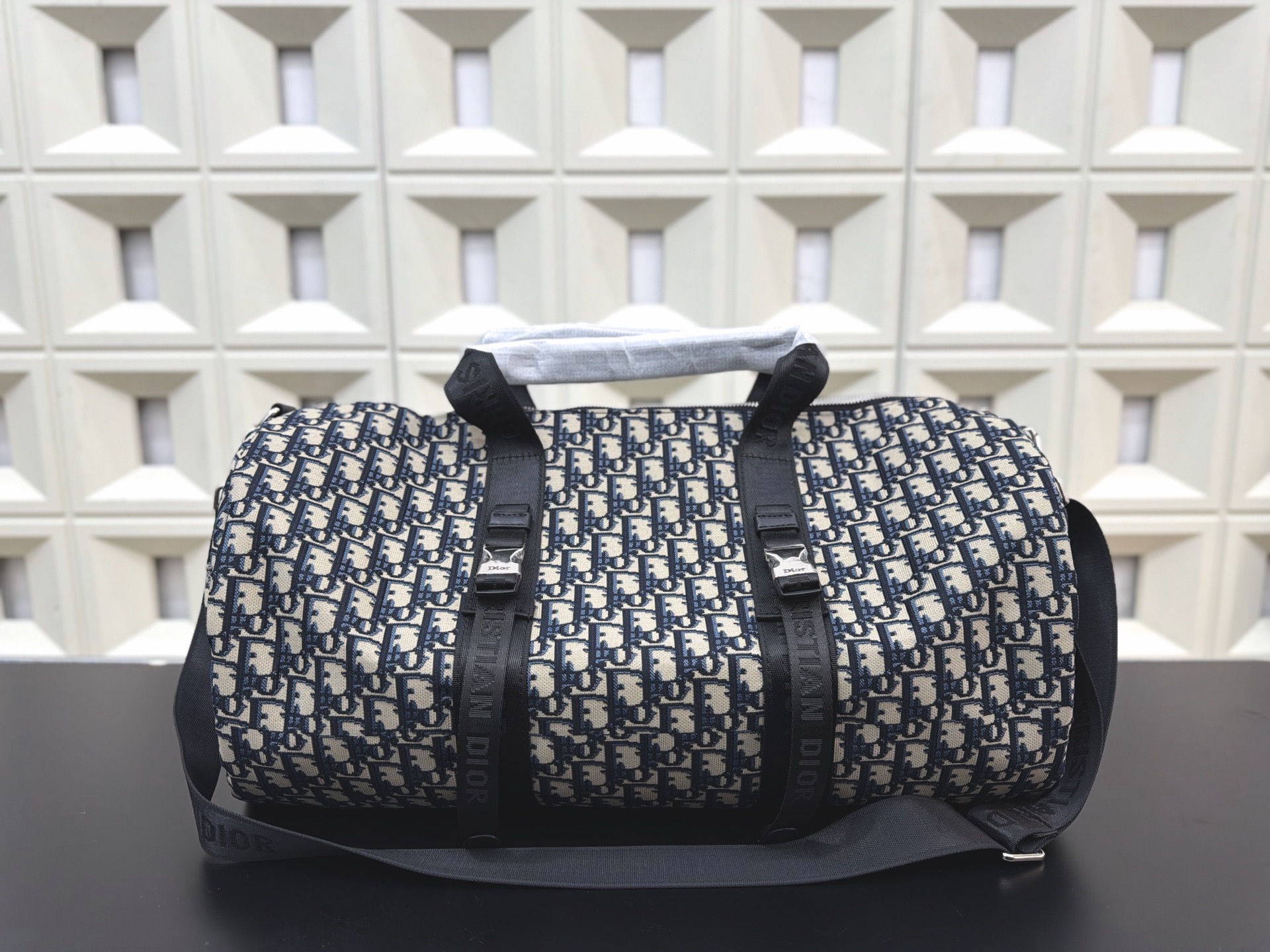 P145 DIOR 迪奥 牛仔布刺绣旅行袋 机场包 手提包 原厂面料🐂材质 电镀五金 休闲百搭 高端货 配送防尘袋 28 x 50 cm