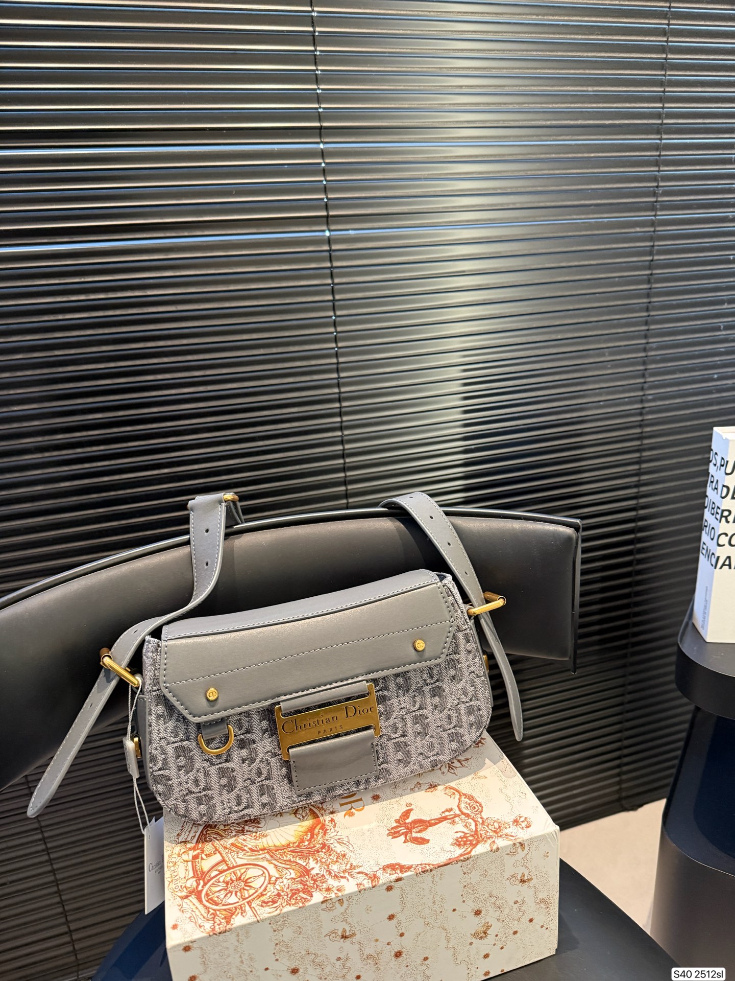 P250配折叠盒子 迪奥Dior4月新款来啦!Streetchic手袋!这款 Streetchic 手袋是二零二五春夏成衣系列新品，重新诠释经典设计可收纳1部手机、1个钱包2个卡夹太阳眼镜唇膏大大的金属牌设计有种古早的帅气朋克感!宽肩带是两侧可调节的款式让它可以实现多种背法磁扣开合方式拿取东西也很方便~简直不要太帅了!! 尺寸：23 14货号2512