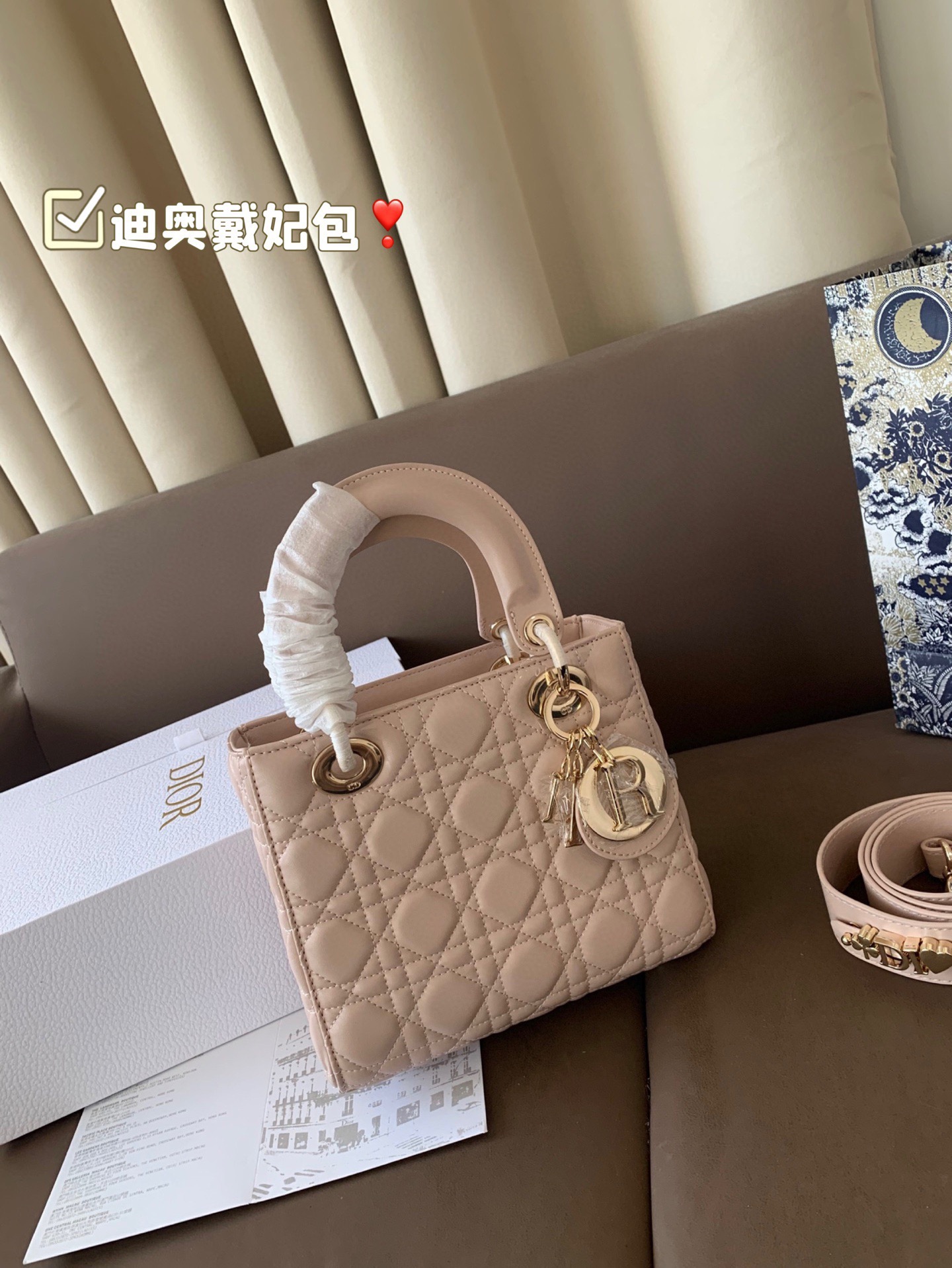 P185 折叠盒 迪奥戴妃包 sDior戴妃包太好看了吧！ 优雅指数拉满 搭配简洁风格的衣服整个人气质就上来了 而且容量完全可以满足日常要求 日常聚会逛街都很方便~ 尺寸20*18