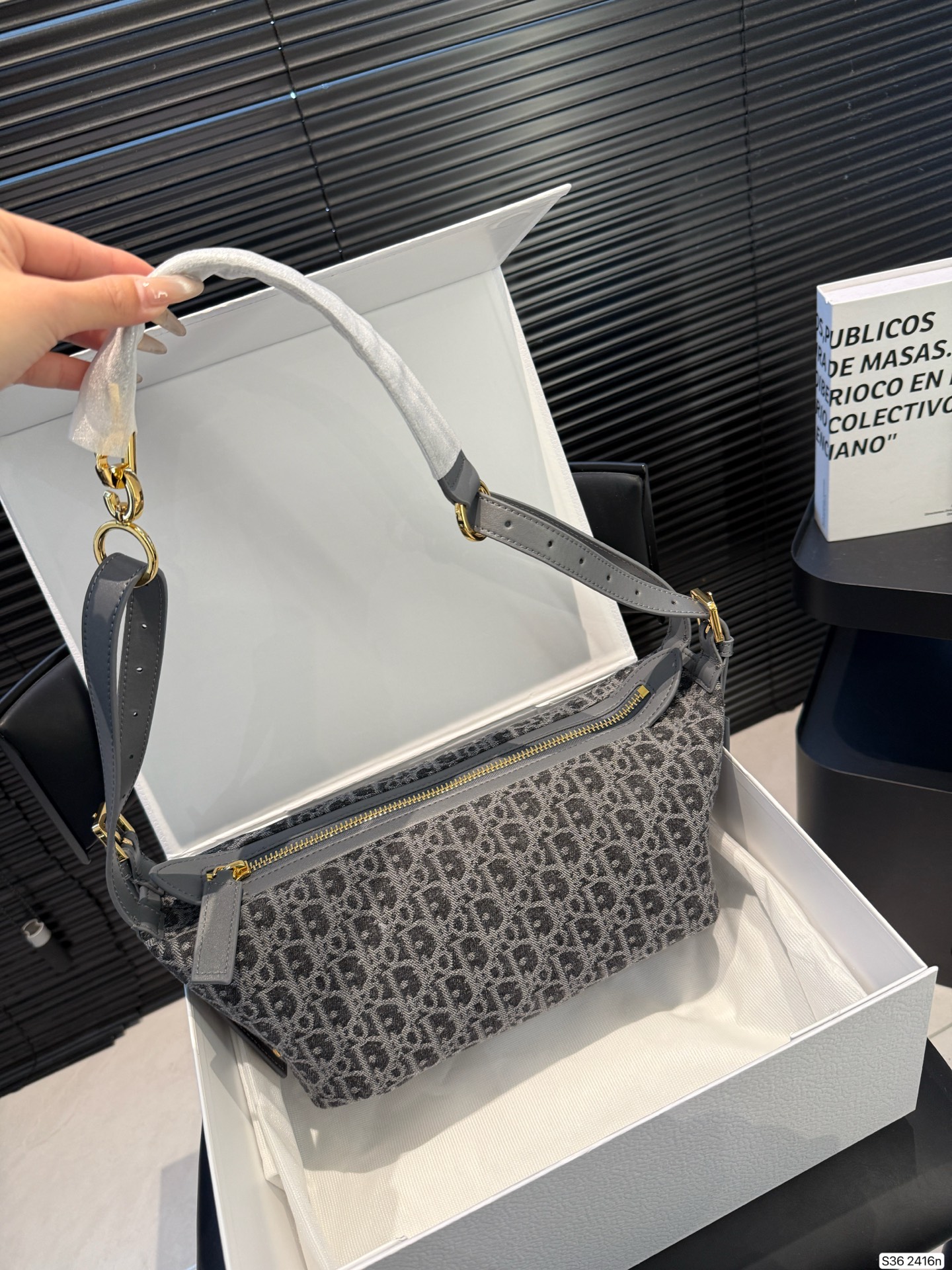 P230配折叠盒子 迪奥旅行包 被 Dior新款流浪包美到失语 富家千金同款Dior新款流浪包，一眼万年，背着它，你就是人群焦点谁还看路啊!时尚圈顶流Dior新款流浪包，把高级感狠狠拿捏住了，背上秒变街拍女王。 富家千金同款Dior新款流浪包，一眼万年，背着它，你就是人群焦点尺寸：26 15 货号2416