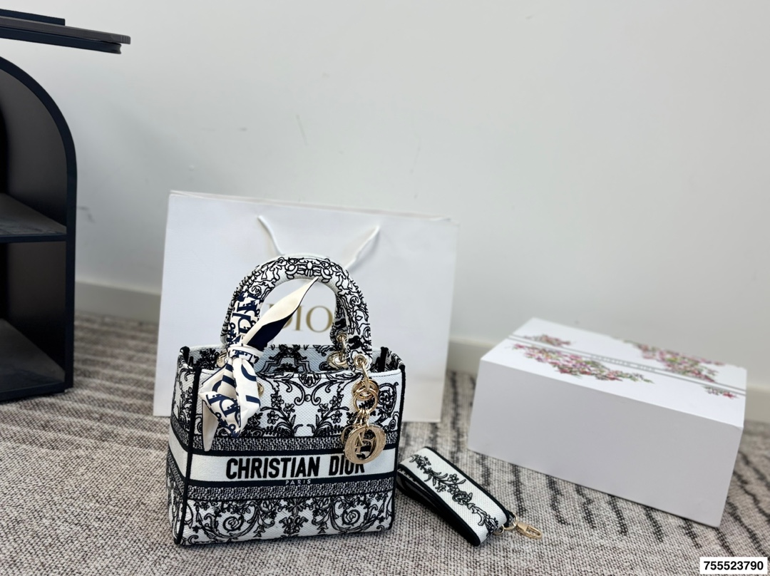 p290配礼盒 DIOR迪奥｜Lady D-Lite刺绣包 刺绣戴妃配斜挎带 D家最具有代表性的包包,拥有众多的粉丝~D家 lady D-Lite～诞生于20世纪90年代初,与戴安娜王妃有一段特殊的传奇,所以又被称为戴妃包最新款藤格纹刺绣戴妃包~精致度不止提升了一个档次开箱的仪式感~先来欣赏下视频~精致的如同艺术品这款包主打手工,每一个地方都是纯手工完成刺绣包边尤其是手柄处,感受到了吗 这款包特点全部立体感刺绣刺刺绣针数10万针以上,包包材质是意大利进口防水环保帆布 包包配有一款现在最流行的粗肩带,时尚感爆棚,休闲味道更浓郁~超百搭~容量很@,搭配翻盖设计,安全感十足 质感高级,配个大衣啥的太适合了,要有 包尺寸：24cm