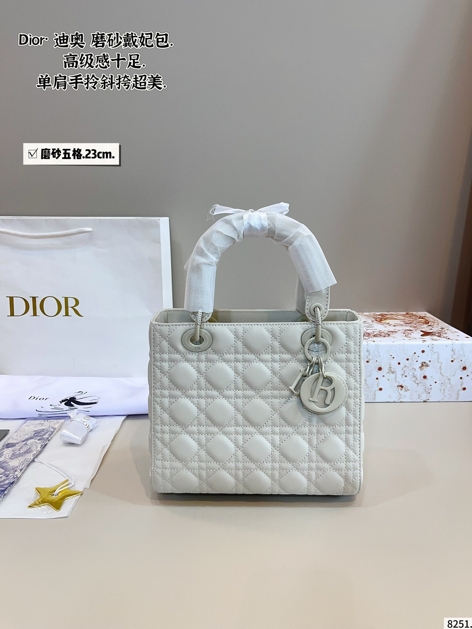 p210配包装🎁. 迪奥戴妃，dior高端品质，可随意对比专柜细节，独家出货，高版本第一批定制爆款 与专柜一样哦！磨砂品质 现货在售‼️实拍图一组，我们的版本看实拍 更有寓意 尺寸：23*12*20cm