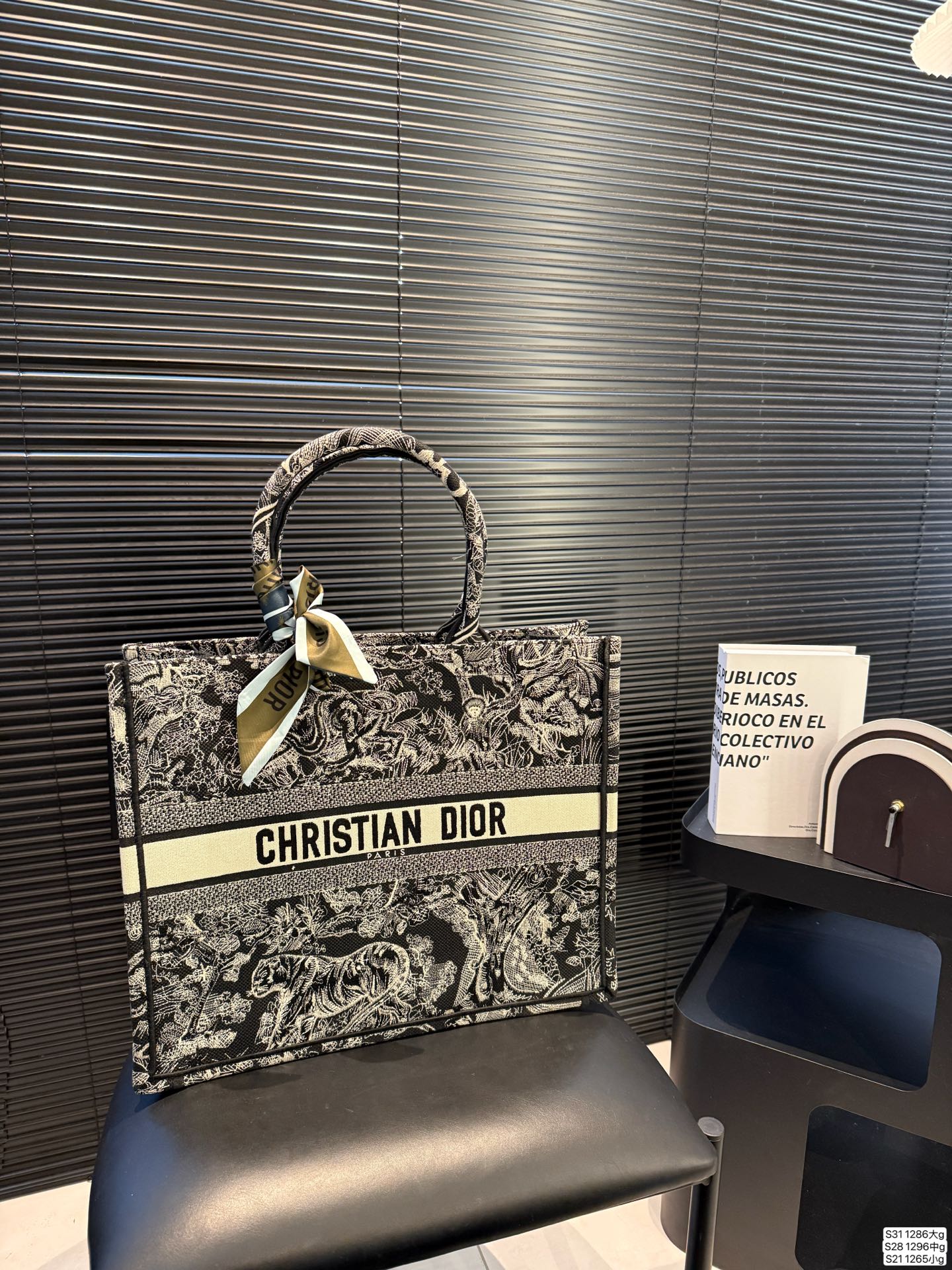 大号P205 中号P190 小号P155 迪奥托特 又是心动 百搭又高级 不咋挑衣服。随意拎着就能出门 单肩斜挎都可以 春秋搭配大衣,真的绝绝子 酷飒风中又带着随意慵懒 尺寸:大号42 34 中号36 27 小号26 21 货号大号1286 中号1296 小号1265