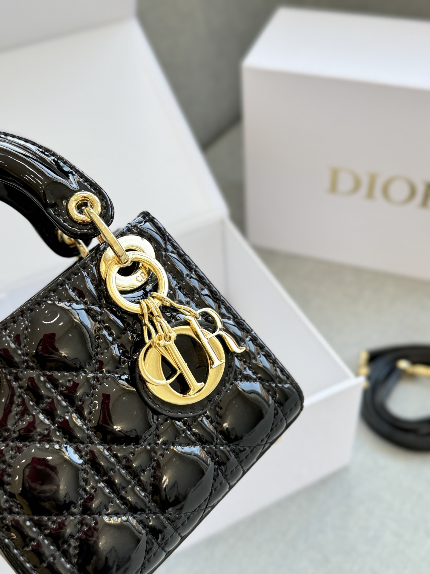 超迷你三格💰160 全套礼盒 size：12&times;11 DIOR迪奥 Lady Dior 藤格纹 漆皮 戴妃包手提包 自带高级感， 漆皮戴妃的美谁懂 整个包都在布灵布灵 很精致很显气质 完全是人间富贵花本花🌹