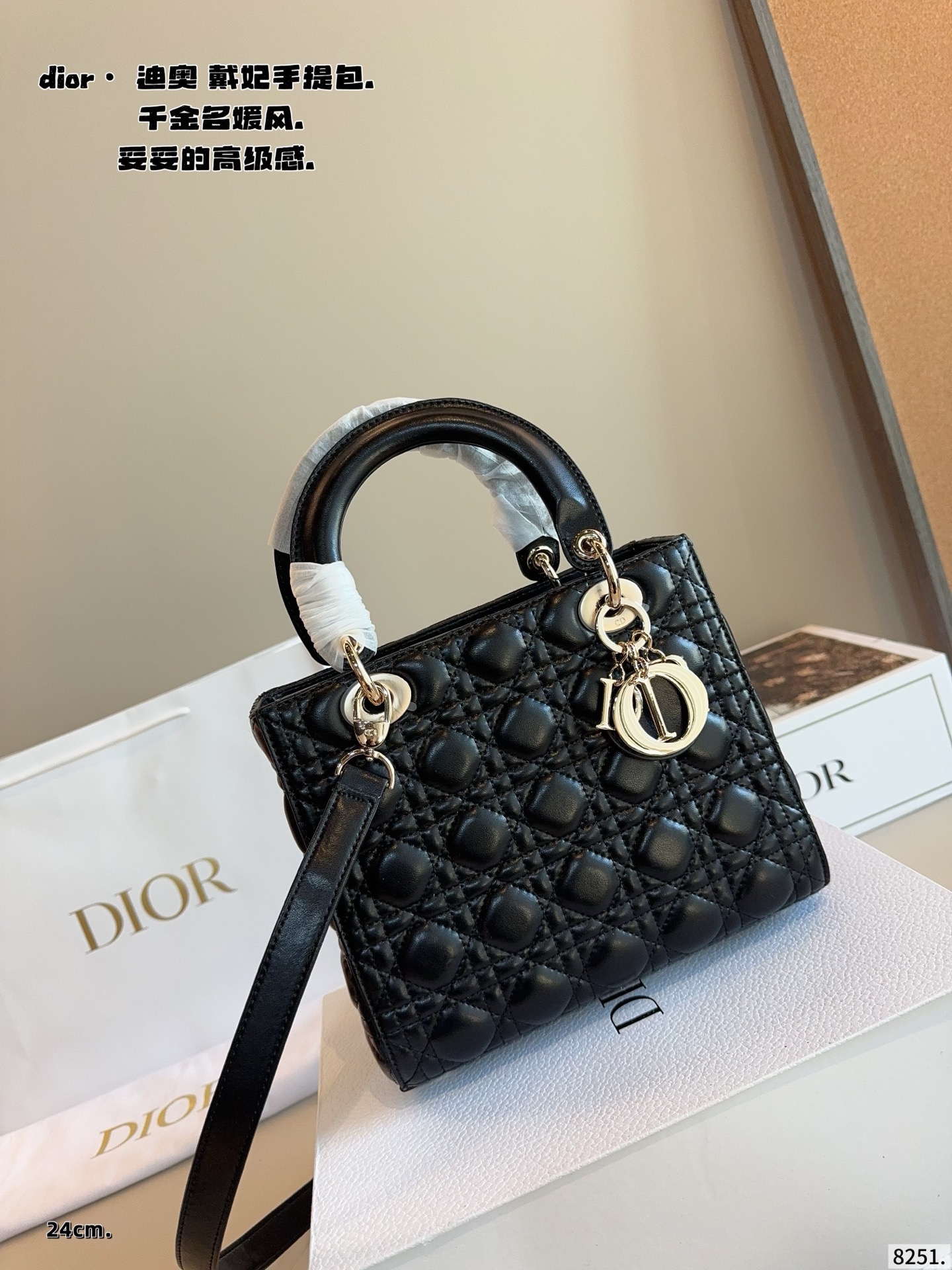 p210配包装🎁. 迪奥戴妃，dior高端品质，可随意对比专柜细节，独家出货，高版本第一批定制爆款 与专柜一样哦！磨砂品质 现货在售‼️实拍图一组，我们的版本看实拍 更有寓意 尺寸：24*12*20/cm