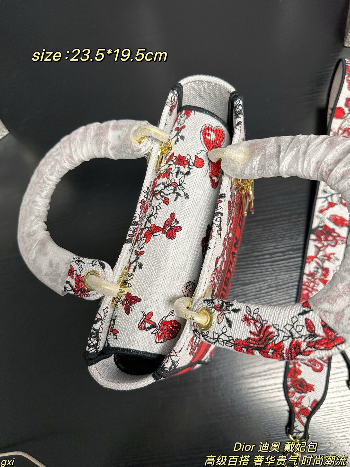 P280配盒 Dior 迪奥 戴妃包 Lady最新浪漫花型刺绣系列，仙气满满的，经典的图形刺绣，精湛的工艺，完美的配色，整体时尚又复古，高级又浪漫，包包以其甜美的粉红色彩，给人以温柔的印象，精美的红色刺绣装饰在纯白的包身上，如同艺术品一样令人赏心悦目，每一针每一线都透露出仙气与甜蜜~无论是独特的挂饰还是标志性的宽红带，每一个细节都显得如此精致！简直爱不够哇~ 尺寸：23.5*19.5cm