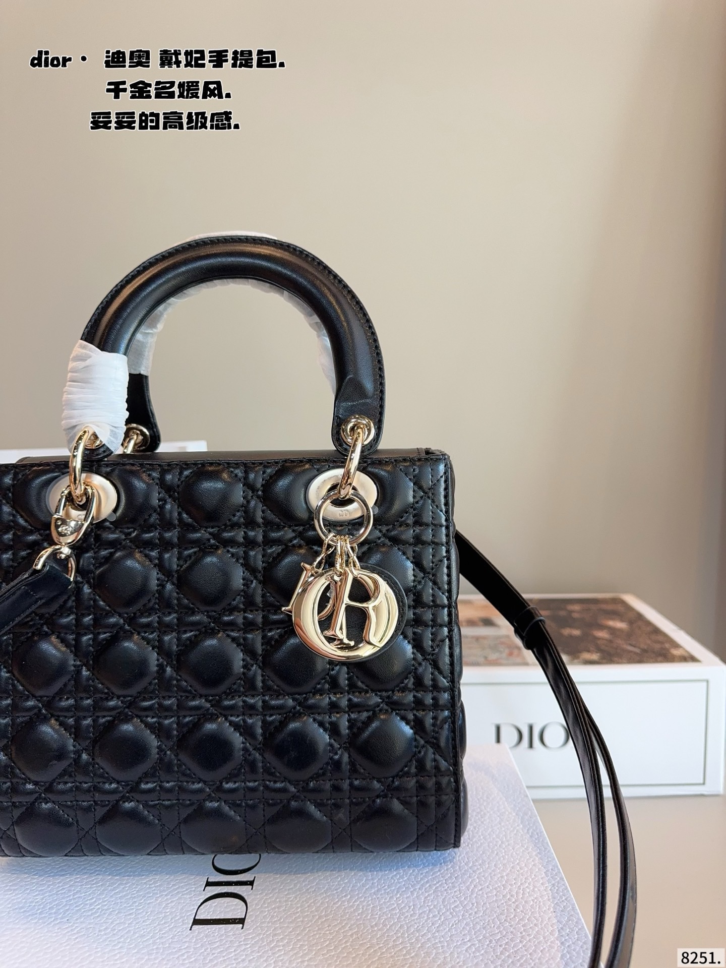 p210配包装🎁. 迪奥戴妃，dior高端品质，可随意对比专柜细节，独家出货，高版本第一批定制爆款 与专柜一样哦！磨砂品质 现货在售‼️实拍图一组，我们的版本看实拍 更有寓意 尺寸：24*12*20/cm