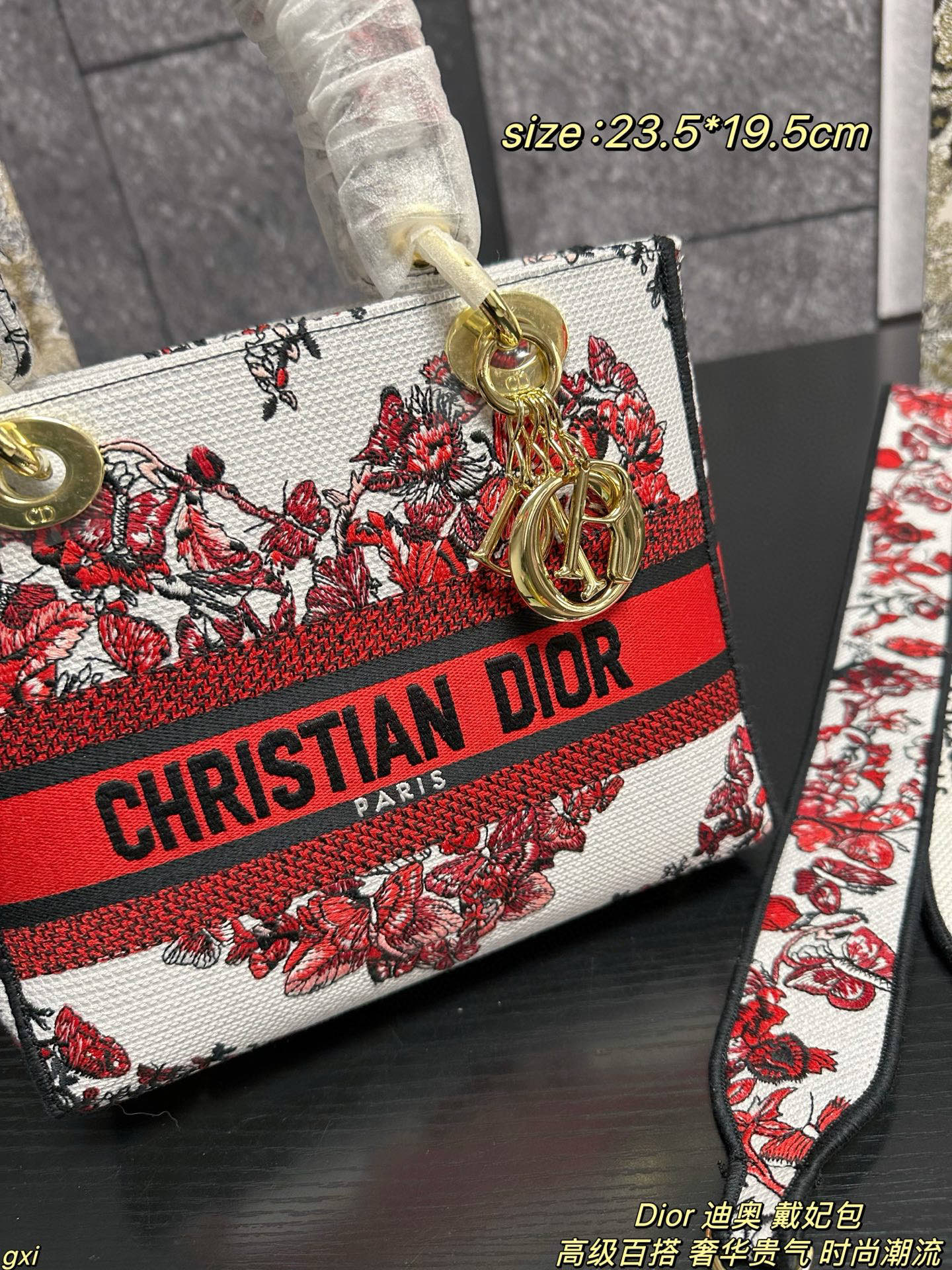 P280配盒 Dior 迪奥 戴妃包 Lady最新浪漫花型刺绣系列，仙气满满的，经典的图形刺绣，精湛的工艺，完美的配色，整体时尚又复古，高级又浪漫，包包以其甜美的粉红色彩，给人以温柔的印象，精美的红色刺绣装饰在纯白的包身上，如同艺术品一样令人赏心悦目，每一针每一线都透露出仙气与甜蜜~无论是独特的挂饰还是标志性的宽红带，每一个细节都显得如此精致！简直爱不够哇~ 尺寸：23.5*19.5cm