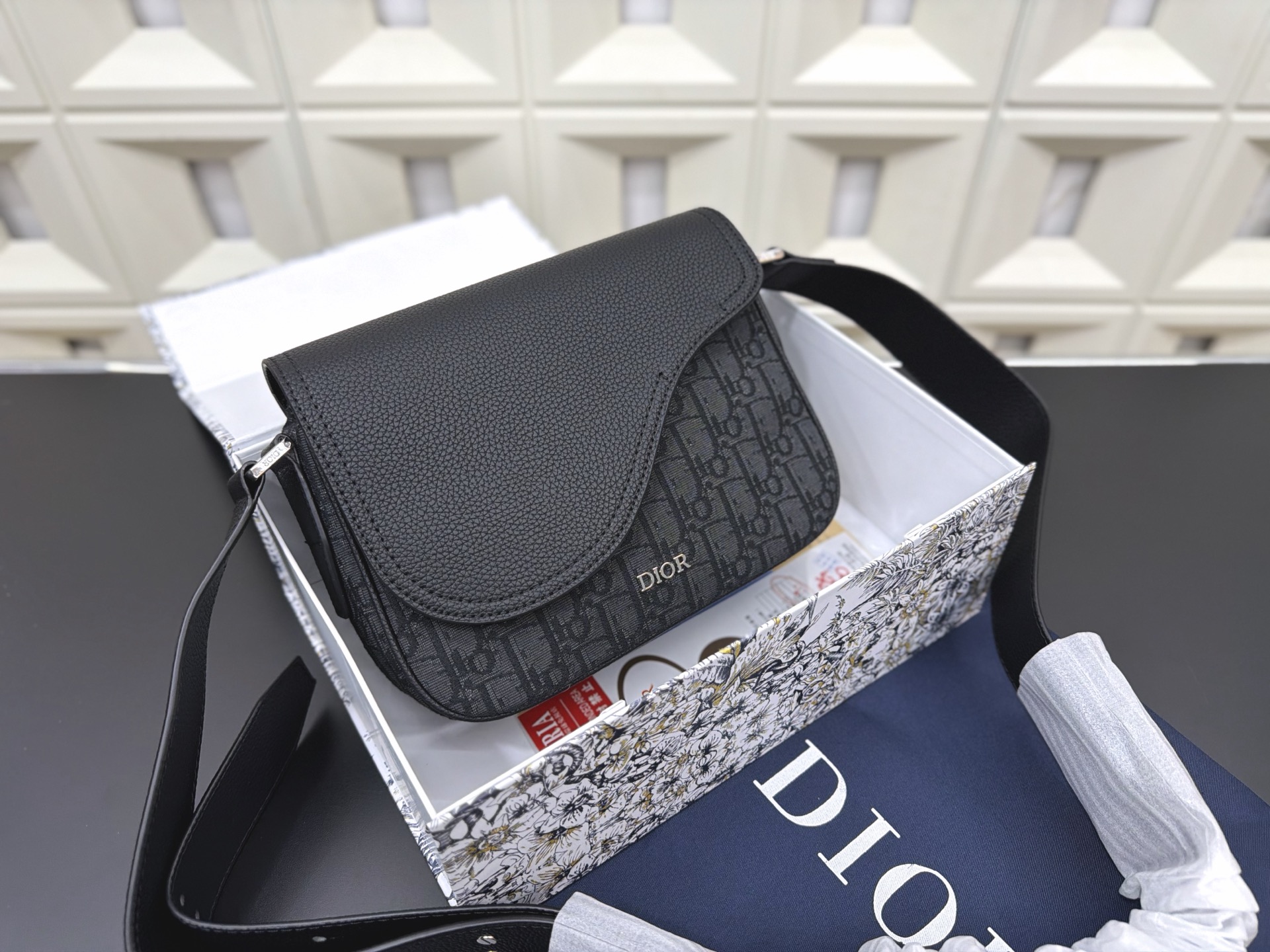 P125 Dior 迪奥 马鞍包 SADDLE提花翻盖邮差包 单肩斜挎包 明星单品 采用优质原厂材质 高端品质 配送礼盒 规格: 23 x 18cm