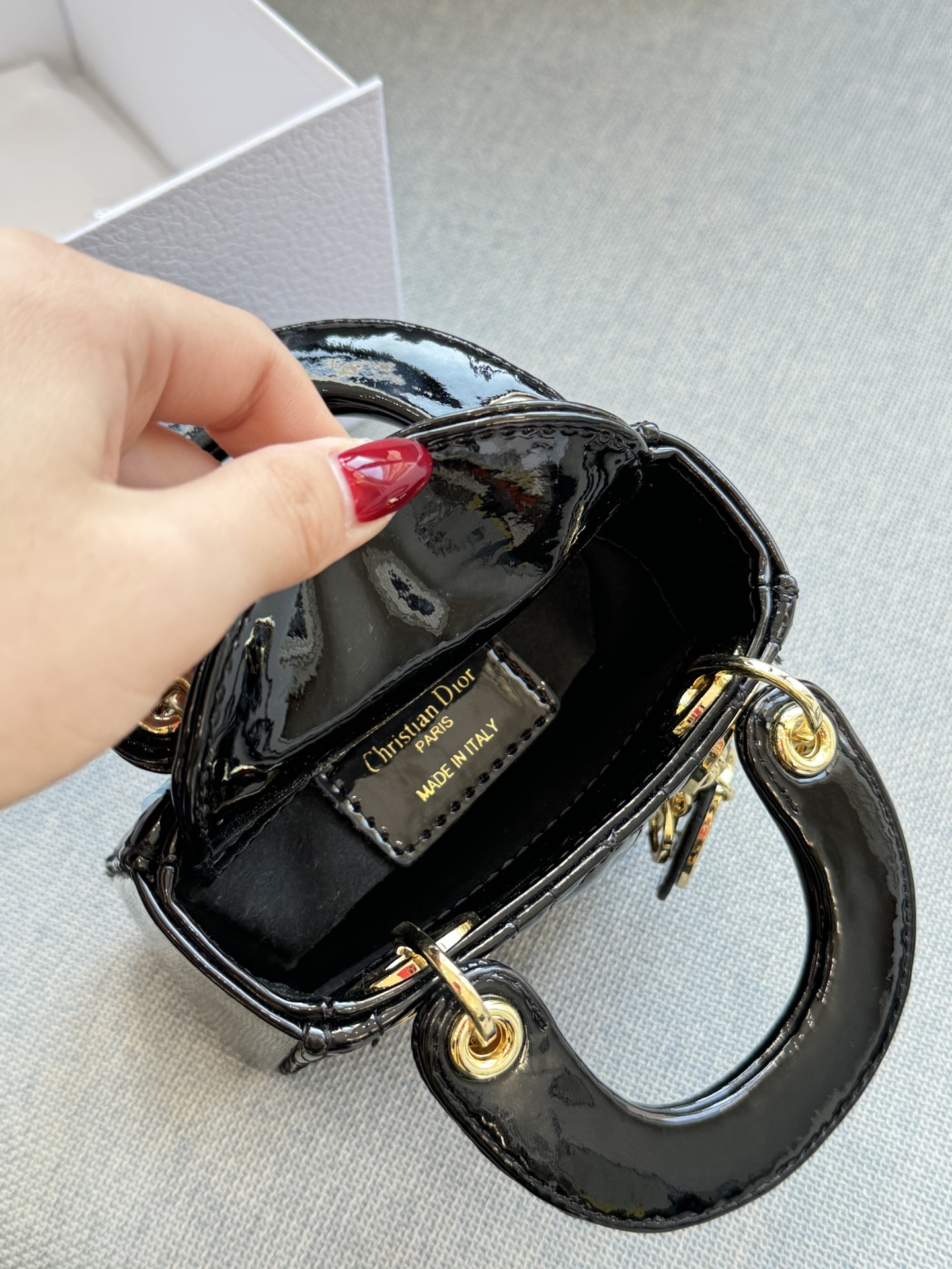 超迷你三格💰160 全套礼盒 size：12&times;11 DIOR迪奥 Lady Dior 藤格纹 漆皮 戴妃包手提包 自带高级感， 漆皮戴妃的美谁懂 整个包都在布灵布灵 很精致很显气质 完全是人间富贵花本花🌹