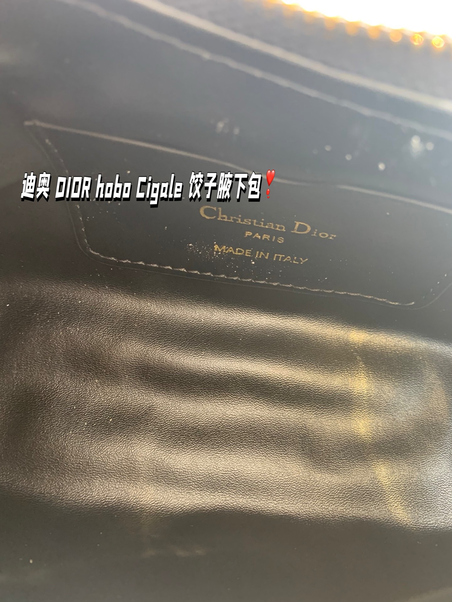P155 折叠盒 迪奥 DIOR hobo Cigale 饺子腋下包 喜欢腋下包的有福啦 DIOR新出的这款迷你单肩水饺包 尺寸23*11