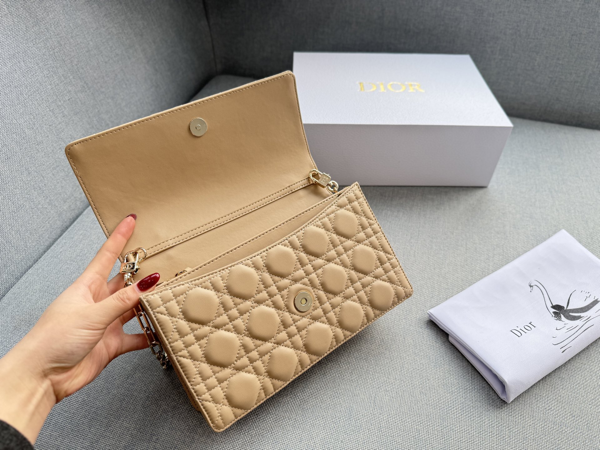 大💰185 折叠盒 小💰180 折叠盒 size：24&times;14/21&times;11 DIOR迪奥 My Dior MISS DIOR 藤格纹 链条包 单肩斜挎包手提包 大小姐驾到👑 MISS DIOR手袋 手提或肩背都很优雅高级 标志性的藤纹格内里多个隔层和卡槽精美之余又实用度满满的 优雅实用。采用羊皮革精心制作