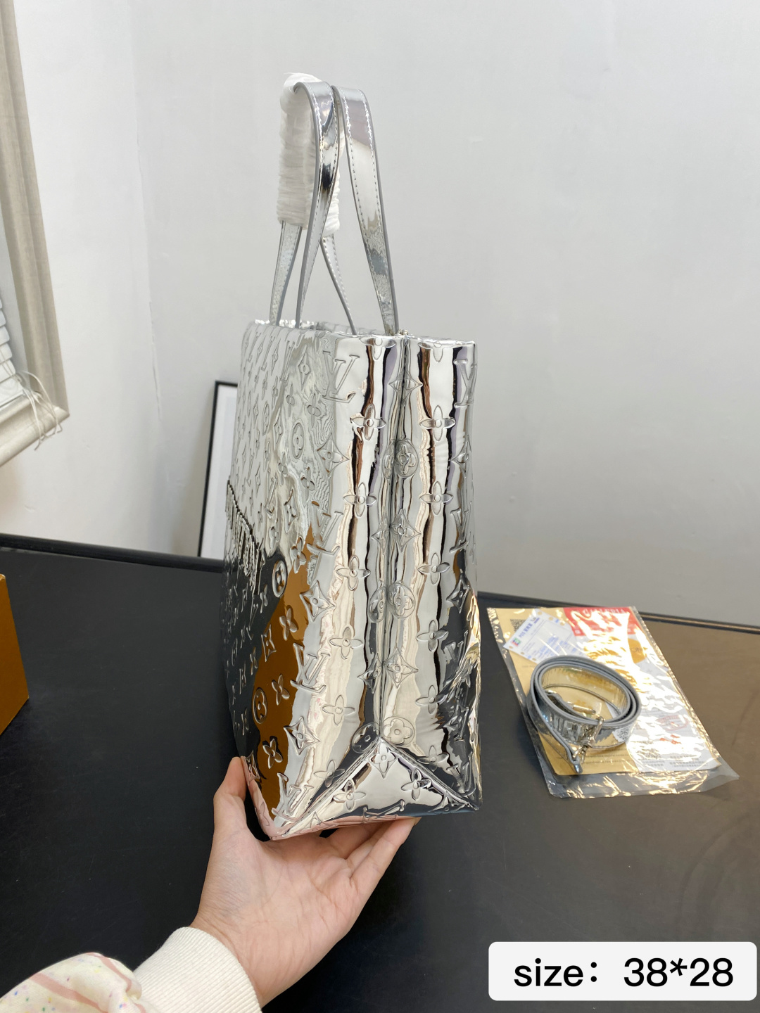 🅿️💰150 无盒 尺寸 38*28 LV Onthego｜新品银色压纹包💥时尚C位拿捏了 银色包身自带镜面高光太哇塞了 在光线下blingbling的，走在街上绝对是焦点般的存在！ 包身压满的LV经典Monogram花纹，既有品牌辨识度又充满质感 特有的光泽感和立体感，真的把奢华感拉满了～ 这把直接把C位狠狠拿捏了🫴 09687