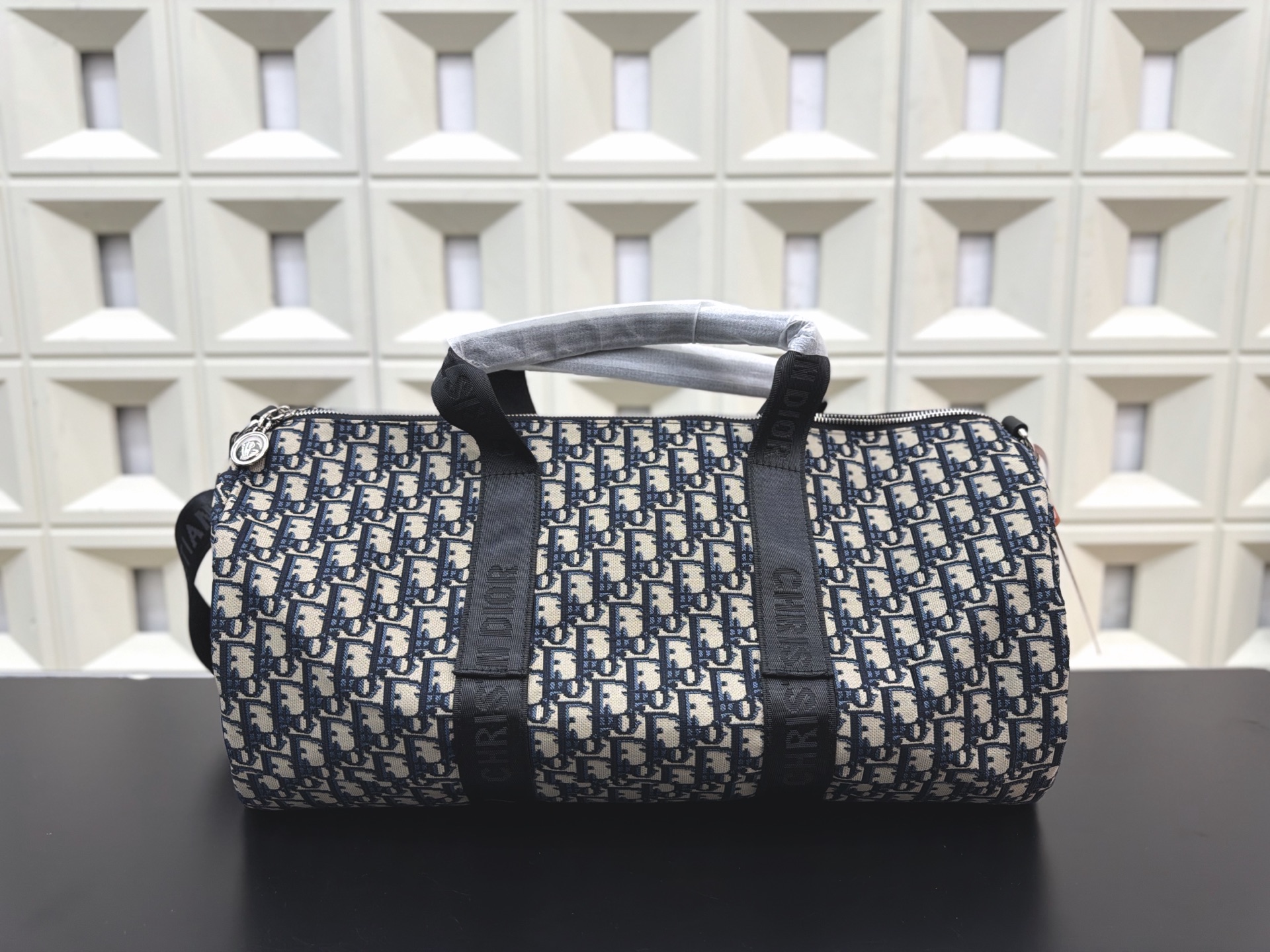 P145 DIOR 迪奥 牛仔布刺绣旅行袋 机场包 手提包 原厂面料🐂材质 电镀五金 休闲百搭 高端货 配送防尘袋 28 x 50 cm