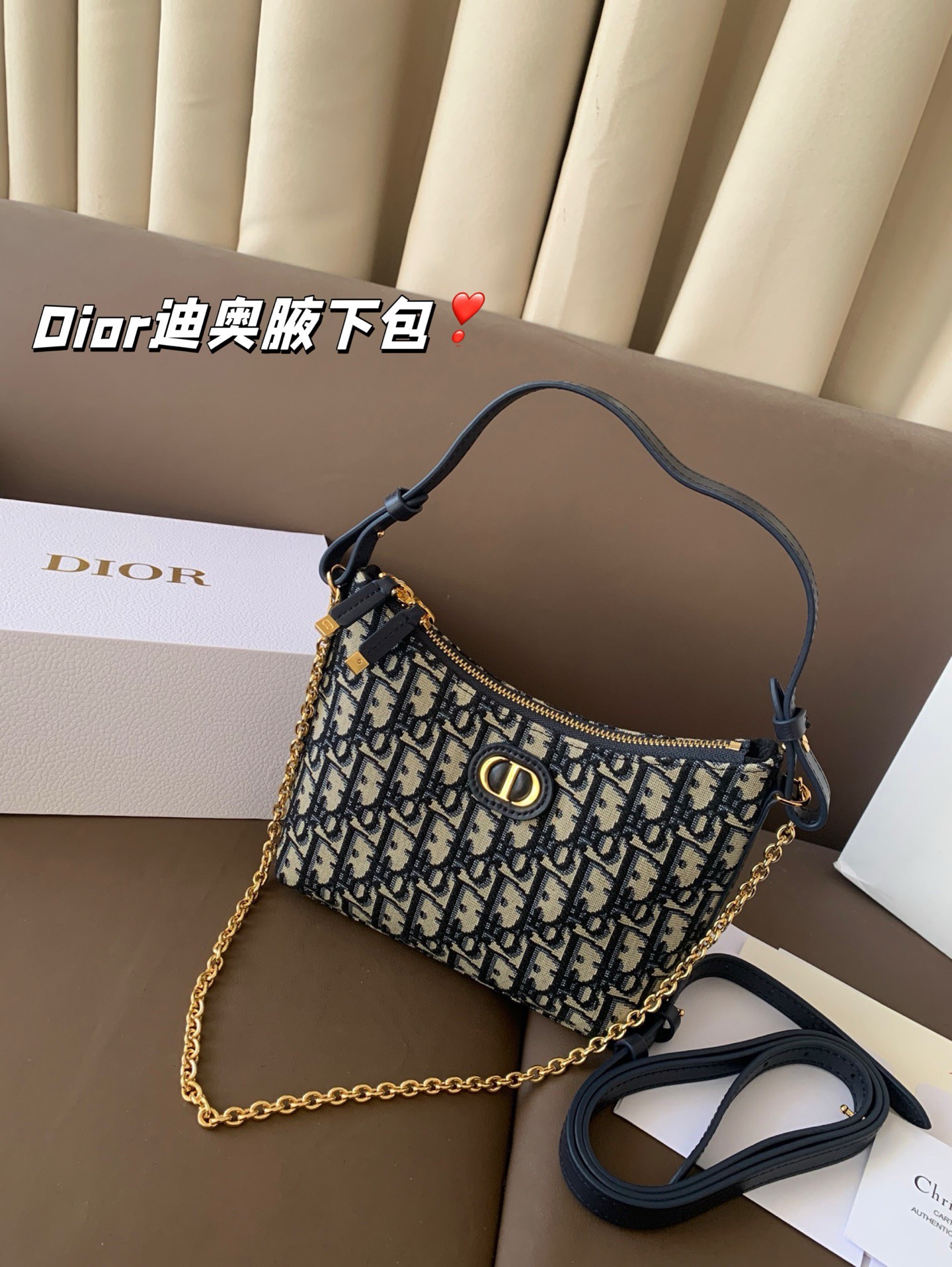 P175 配折叠盒子 Dior新款-迪奥之爱链条手袋!时尚现代而不失实用功能。CD标志，搭配一个拉链隔层，可收纳各种日常用品。百搭款式，搭配可调节、可拆卸的皮革肩带和顶部手柄，另带有可拆卸链条，可肩背或斜挎，是日常或晚装造型的理想之选。 尺寸：19*14