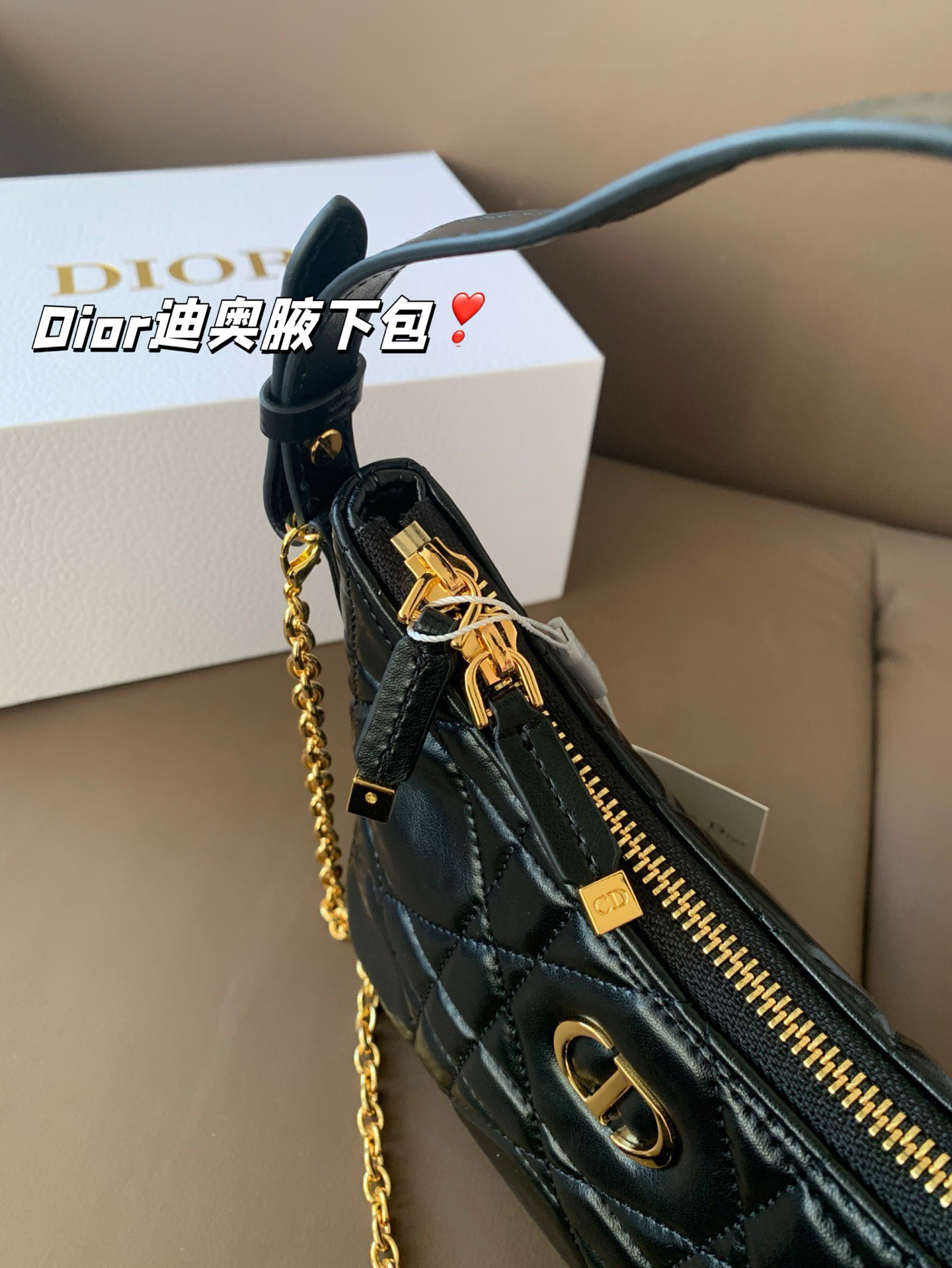 P175 配折叠盒子 Dior新款-迪奥之爱链条手袋!时尚现代而不失实用功能。CD标志，搭配一个拉链隔层，可收纳各种日常用品。百搭款式，搭配可调节、可拆卸的皮革肩带和顶部手柄，另带有可拆卸链条，可肩背或斜挎，是日常或晚装造型的理想之选。 尺寸：19*14