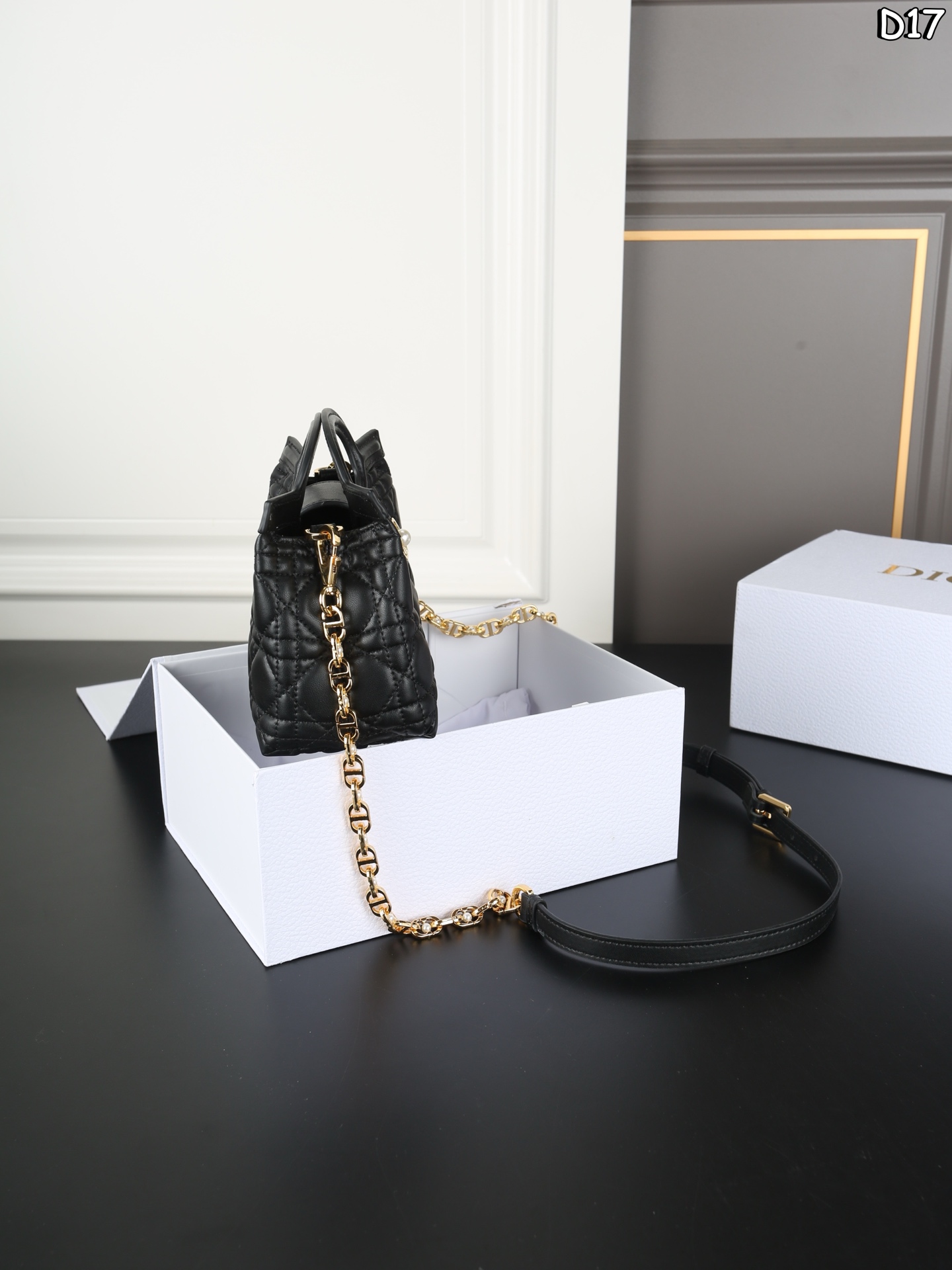 P185 折叠盒 DIOR迪奥 Jolie Handle 藤格纹 珍珠 链条包 斜挎手提包 迷你 简单又高级~ 妥妥的上班族神包 DIOR Jolie，我新的上班神包！ 怎么说呢，就是颜值高！ 拎着走在去上班的路上，回头率猛涨，心情大好～ 尺寸：18&times;11