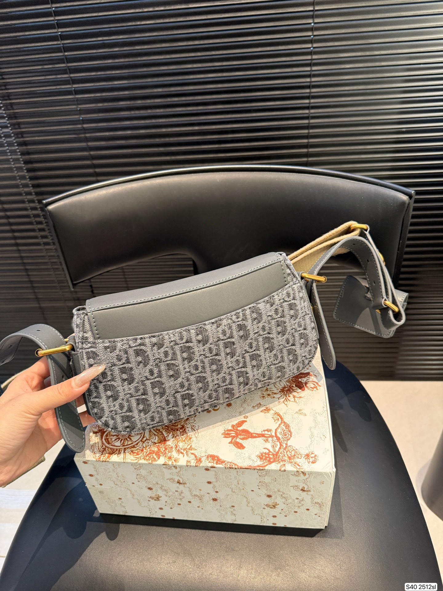 P250配折叠盒子 迪奥Dior4月新款来啦!Streetchic手袋!这款 Streetchic 手袋是二零二五春夏成衣系列新品，重新诠释经典设计可收纳1部手机、1个钱包2个卡夹太阳眼镜唇膏大大的金属牌设计有种古早的帅气朋克感!宽肩带是两侧可调节的款式让它可以实现多种背法磁扣开合方式拿取东西也很方便~简直不要太帅了!! 尺寸：23 14货号2512