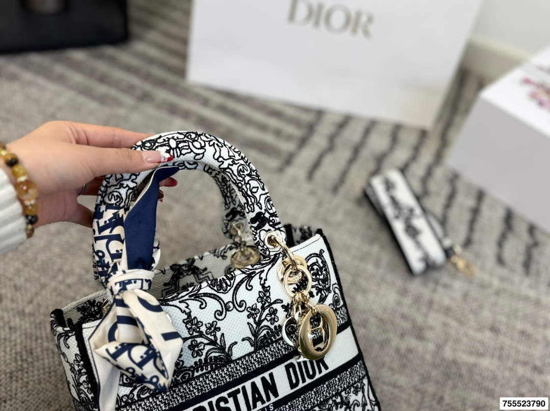 p290配礼盒 DIOR迪奥｜Lady D-Lite刺绣包 刺绣戴妃配斜挎带 D家最具有代表性的包包,拥有众多的粉丝~D家 lady D-Lite～诞生于20世纪90年代初,与戴安娜王妃有一段特殊的传奇,所以又被称为戴妃包最新款藤格纹刺绣戴妃包~精致度不止提升了一个档次开箱的仪式感~先来欣赏下视频~精致的如同艺术品这款包主打手工,每一个地方都是纯手工完成刺绣包边尤其是手柄处,感受到了吗 这款包特点全部立体感刺绣刺刺绣针数10万针以上,包包材质是意大利进口防水环保帆布 包包配有一款现在最流行的粗肩带,时尚感爆棚,休闲味道更浓郁~超百搭~容量很@,搭配翻盖设计,安全感十足 质感高级,配个大衣啥的太适合了,要有 包尺寸：24cm