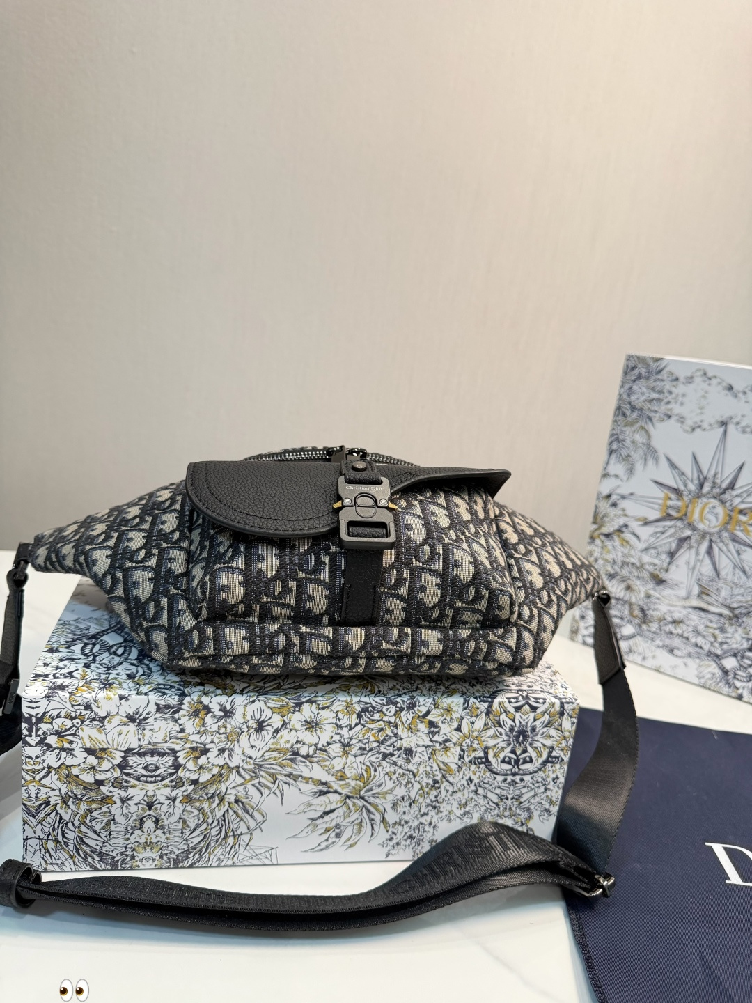❤️p155（礼盒包装）❤️ 巨实用巨好看的dior迪奥腰包，大爱的迪奥老花帆布链条腰包 超精致又能装，真香a！喜欢小包的妹子们看过来~老花帆布手机包！不要看着觉得容量小单单放手机三只足以！总之就是想怎么方便怎么来了！ 尺寸：40.17cm