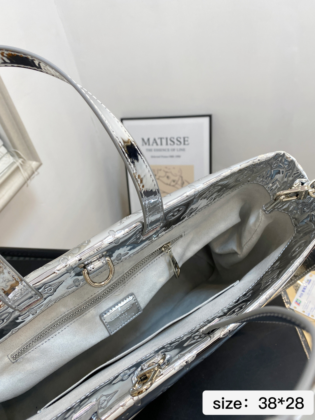 🅿️💰150 无盒 尺寸 38*28 LV Onthego｜新品银色压纹包💥时尚C位拿捏了 银色包身自带镜面高光太哇塞了 在光线下blingbling的，走在街上绝对是焦点般的存在！ 包身压满的LV经典Monogram花纹，既有品牌辨识度又充满质感 特有的光泽感和立体感，真的把奢华感拉满了～ 这把直接把C位狠狠拿捏了🫴 09687