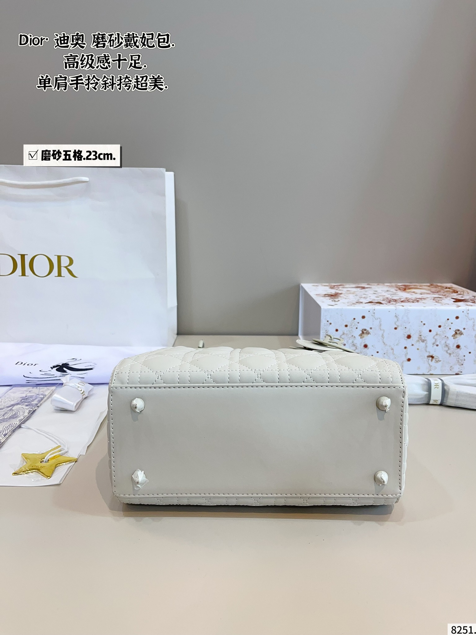 p210配包装🎁. 迪奥戴妃，dior高端品质，可随意对比专柜细节，独家出货，高版本第一批定制爆款 与专柜一样哦！磨砂品质 现货在售‼️实拍图一组，我们的版本看实拍 更有寓意 尺寸：23*12*20cm