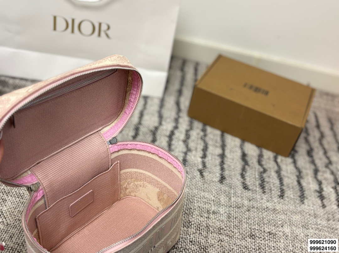 大号p220 小号p230 （配肩带）礼盒包装 size：24*18cm 19*15cm 迪奥 刺绣化妆包 原单 第一眼就沦陷，小号配长肩带 圆圆的包身太讨喜