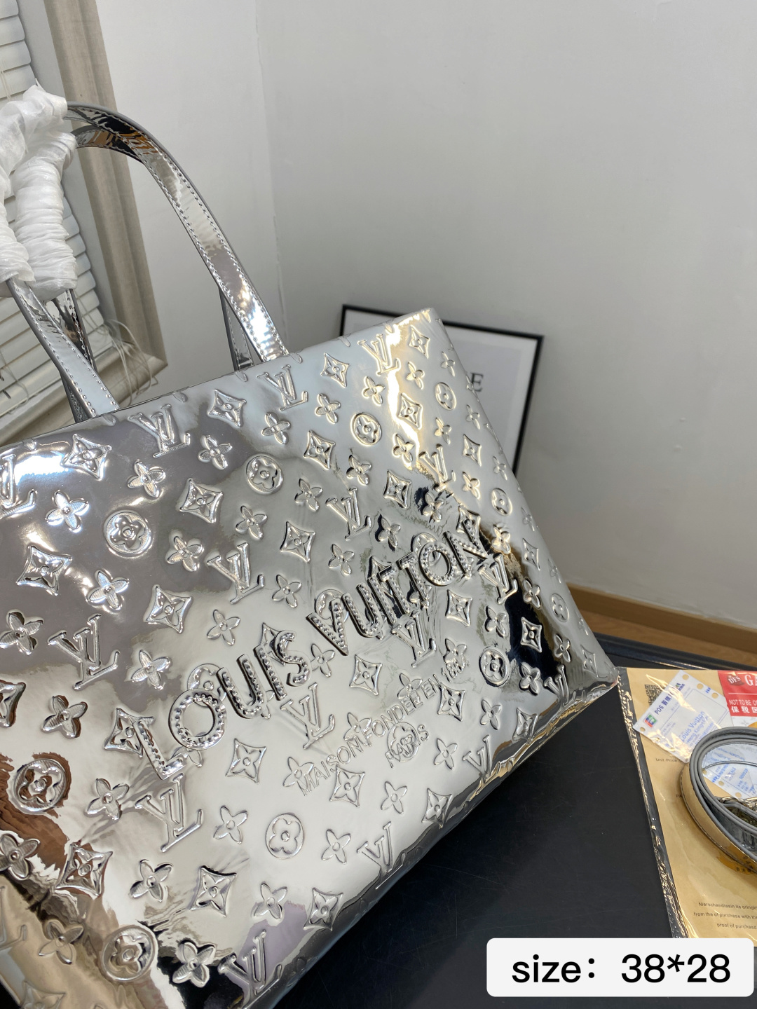 🅿️💰150 无盒 尺寸 38*28 LV Onthego｜新品银色压纹包💥时尚C位拿捏了 银色包身自带镜面高光太哇塞了 在光线下blingbling的，走在街上绝对是焦点般的存在！ 包身压满的LV经典Monogram花纹，既有品牌辨识度又充满质感 特有的光泽感和立体感，真的把奢华感拉满了～ 这把直接把C位狠狠拿捏了🫴 09687