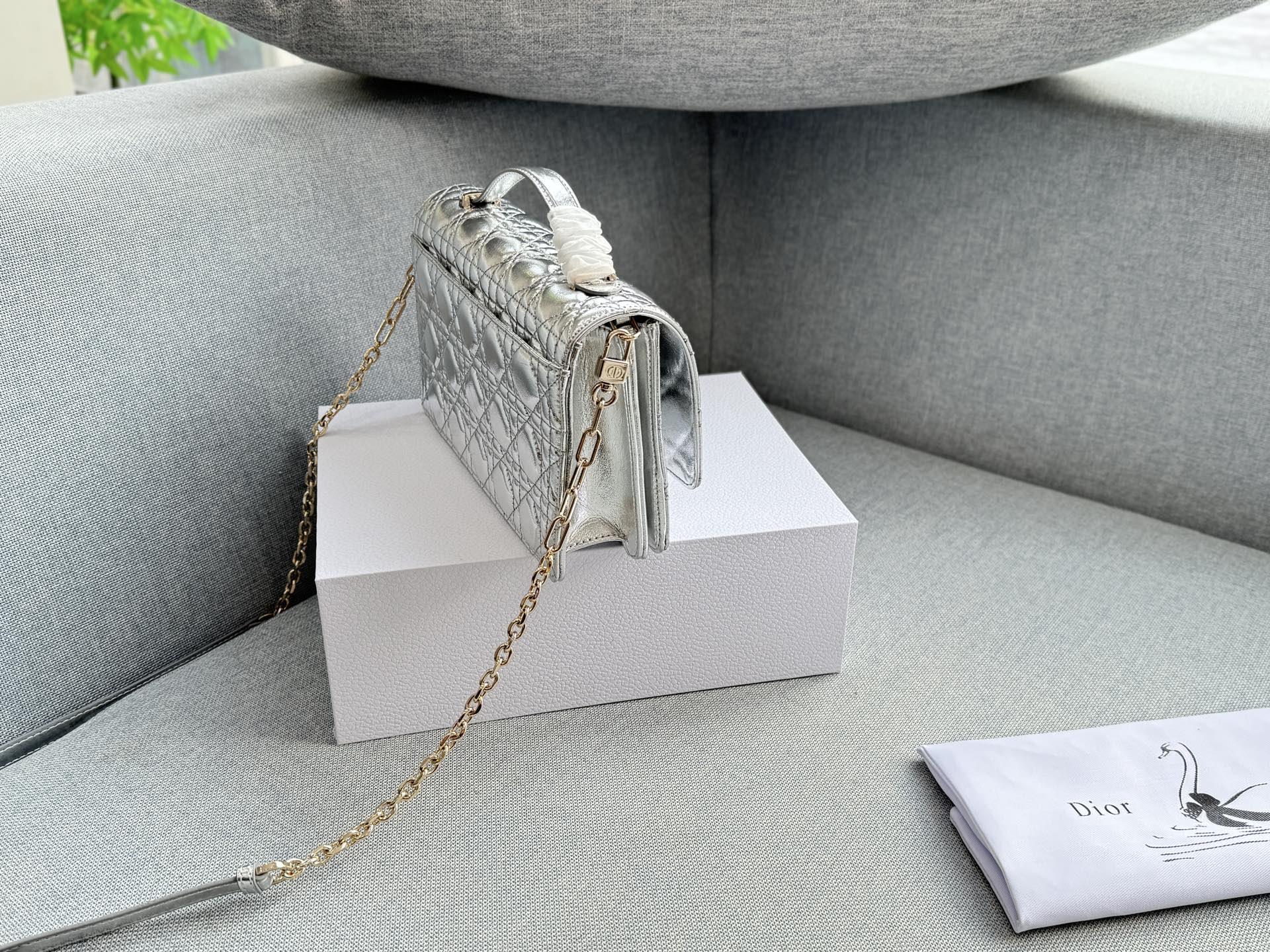 大💰190 折叠盒 小💰185 折叠盒 size：24&times;14/21&times;11 DIOR迪奥 My Dior MISS DIOR 藤格纹 链条包 单肩斜挎包手提包 MISS DIOR手袋 手提或肩背都很优雅高级 标志性的藤纹格内里多个隔层和卡槽精美之余又实用度满满的 优雅实用。采用羊皮革精心制作