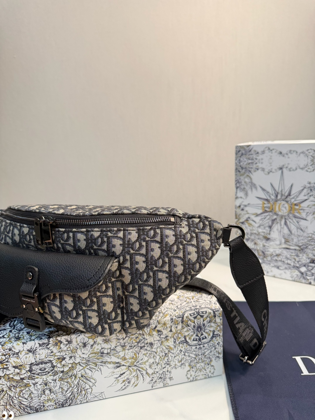 ❤️p155（礼盒包装）❤️ 巨实用巨好看的dior迪奥腰包，大爱的迪奥老花帆布链条腰包 超精致又能装，真香a！喜欢小包的妹子们看过来~老花帆布手机包！不要看着觉得容量小单单放手机三只足以！总之就是想怎么方便怎么来了！ 尺寸：40.17cm