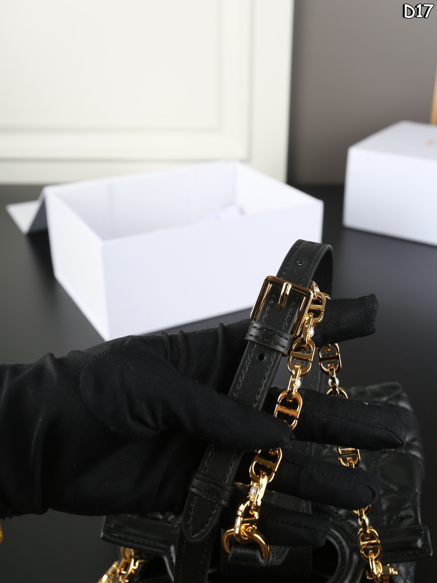 P185 折叠盒 DIOR迪奥 Jolie Handle 藤格纹 珍珠 链条包 斜挎手提包 迷你 简单又高级~ 妥妥的上班族神包 DIOR Jolie，我新的上班神包！ 怎么说呢，就是颜值高！ 拎着走在去上班的路上，回头率猛涨，心情大好～ 尺寸：18&times;11