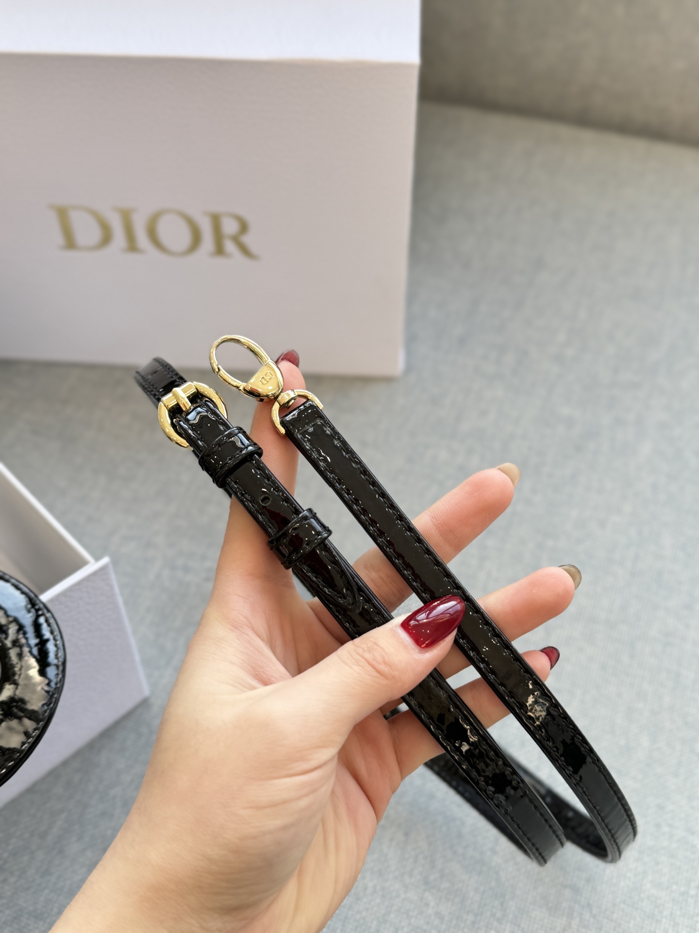 超迷你三格💰160 全套礼盒 size：12&times;11 DIOR迪奥 Lady Dior 藤格纹 漆皮 戴妃包手提包 自带高级感， 漆皮戴妃的美谁懂 整个包都在布灵布灵 很精致很显气质 完全是人间富贵花本花🌹