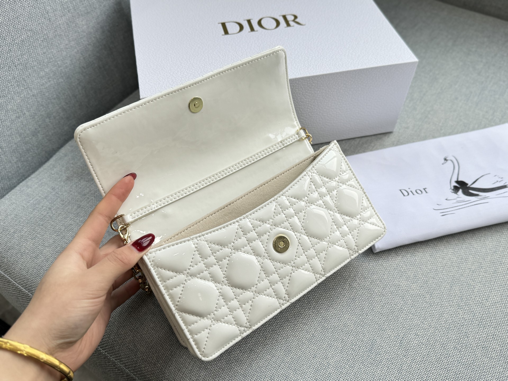 大💰190 折叠盒 小💰185 折叠盒 size：24&times;14/21&times;11 DIOR迪奥 My Dior MISS DIOR 藤格纹 漆皮 链条包 单肩斜挎包手提包 手袋兼具优雅气质与实用功能。采用黑色漆皮牛皮革精心制作，饰以藤格纹缉面线，翻盖点缀以D.I.O.R.吊饰，两个隔层和一个拉链口袋可收纳各种日常用品，可与日常或晚装造型搭配使用。 秋冬的氛围感拉满~