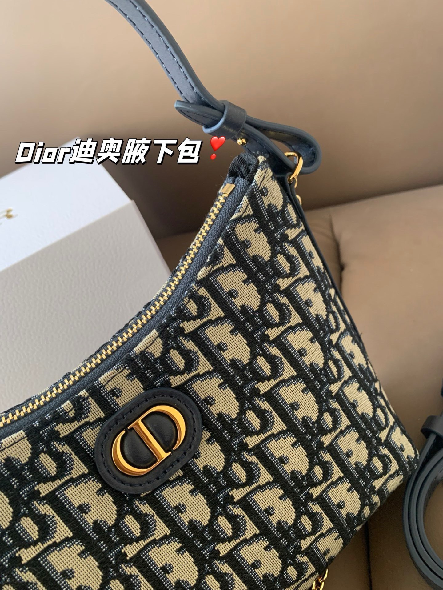 P175 配折叠盒子 Dior新款-迪奥之爱链条手袋!时尚现代而不失实用功能。CD标志，搭配一个拉链隔层，可收纳各种日常用品。百搭款式，搭配可调节、可拆卸的皮革肩带和顶部手柄，另带有可拆卸链条，可肩背或斜挎，是日常或晚装造型的理想之选。 尺寸：19*14