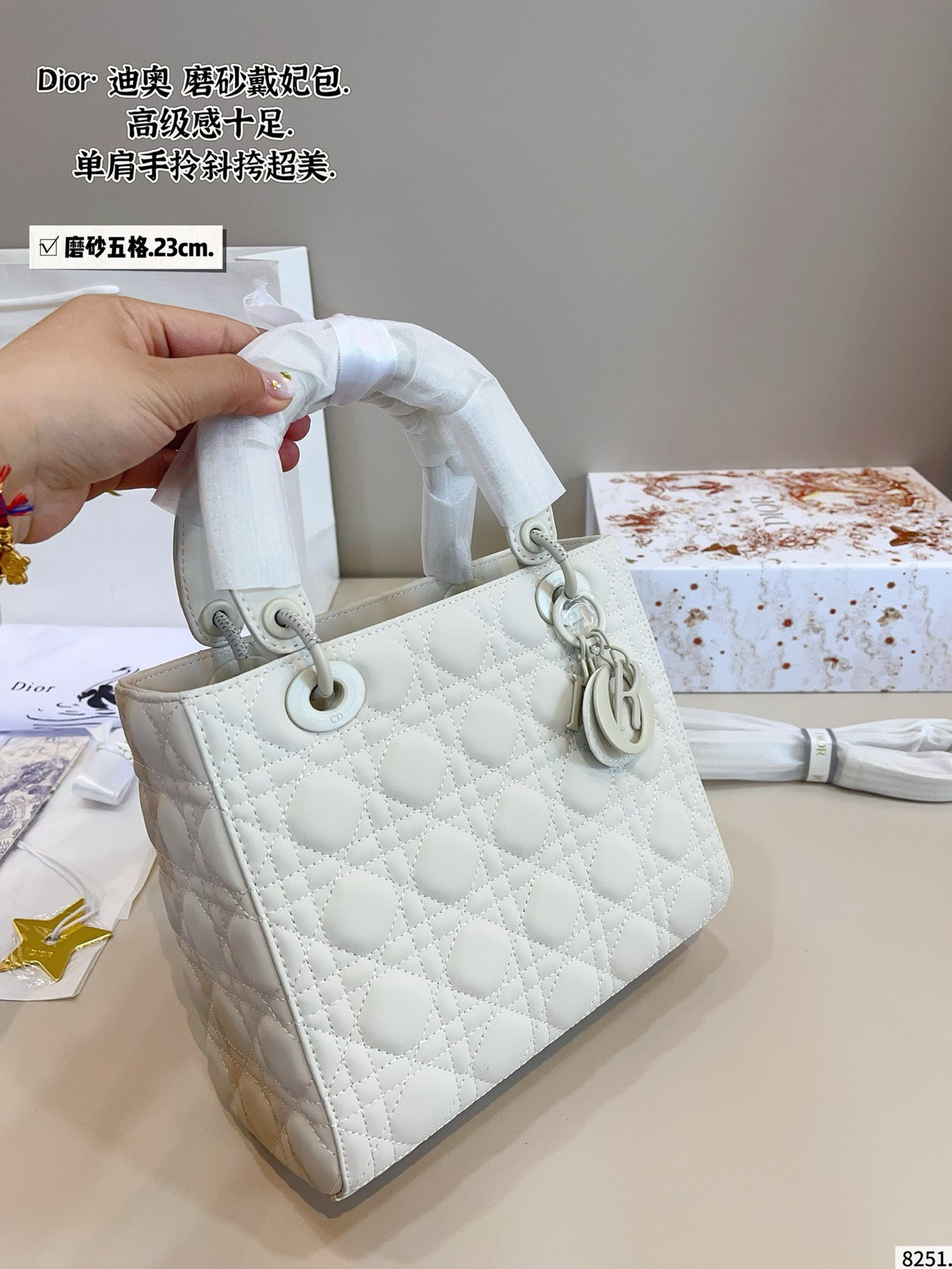 p210配包装🎁. 迪奥戴妃，dior高端品质，可随意对比专柜细节，独家出货，高版本第一批定制爆款 与专柜一样哦！磨砂品质 现货在售‼️实拍图一组，我们的版本看实拍 更有寓意 尺寸：23*12*20cm