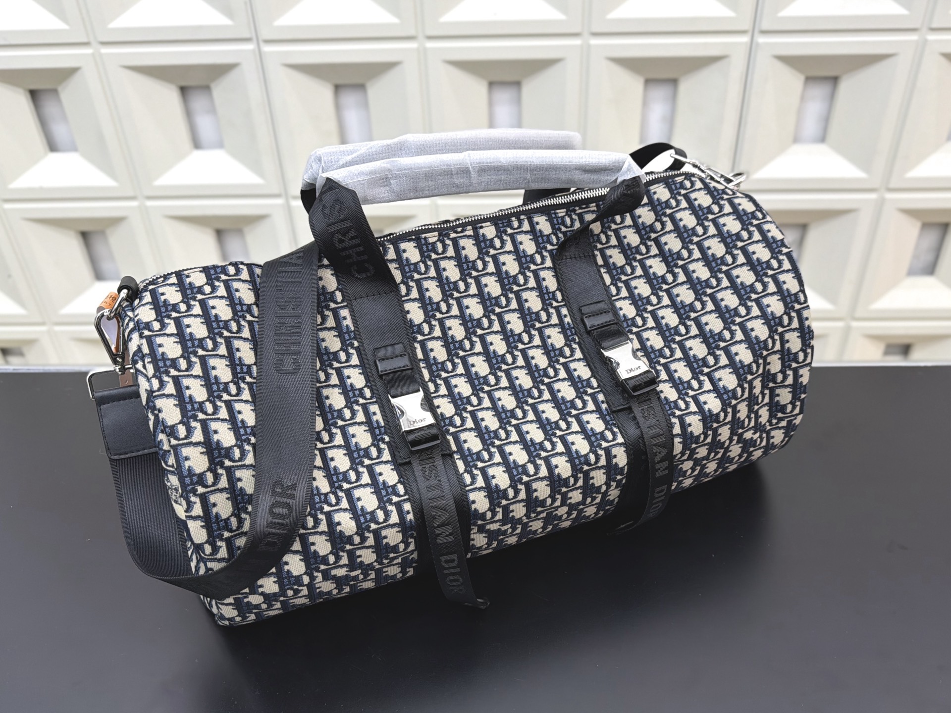 P145 DIOR 迪奥 牛仔布刺绣旅行袋 机场包 手提包 原厂面料🐂材质 电镀五金 休闲百搭 高端货 配送防尘袋 28 x 50 cm