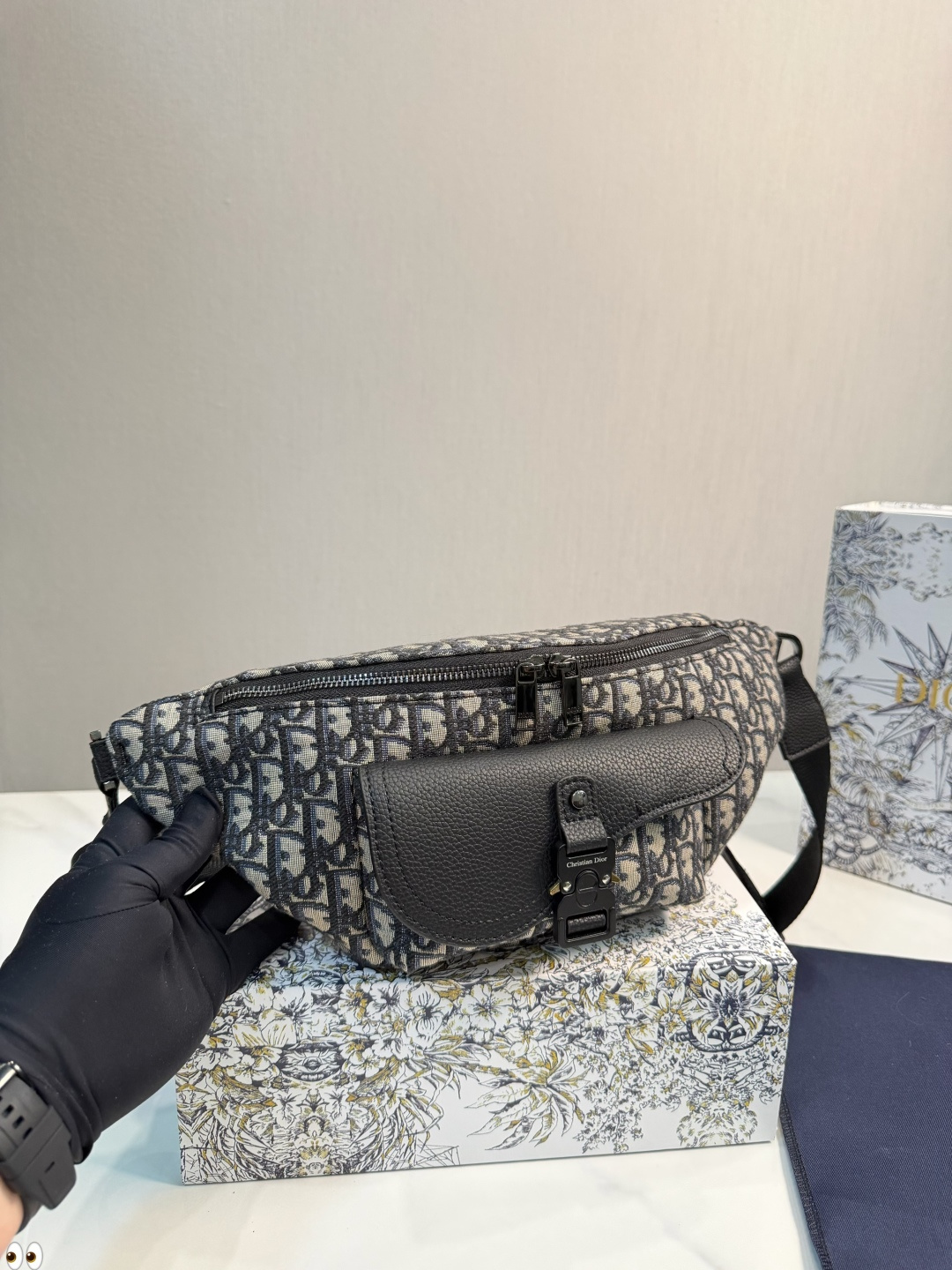❤️p155（礼盒包装）❤️ 巨实用巨好看的dior迪奥腰包，大爱的迪奥老花帆布链条腰包 超精致又能装，真香a！喜欢小包的妹子们看过来~老花帆布手机包！不要看着觉得容量小单单放手机三只足以！总之就是想怎么方便怎么来了！ 尺寸：40.17cm