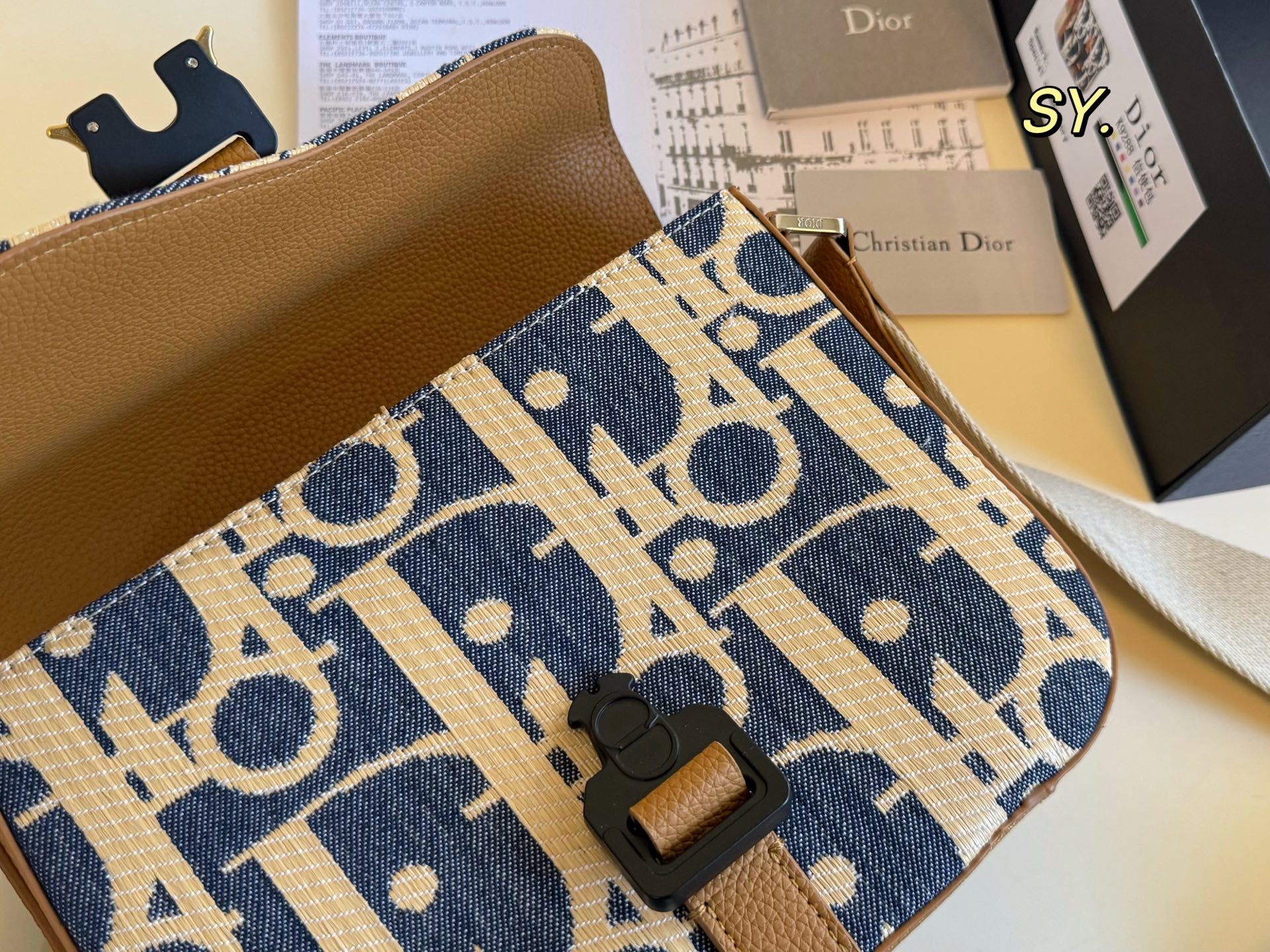 P180（折叠盒） size：23&times;19 DIOR 迪奥新款牛仔马鞍信使包💕 马鞍与信使元素相结合的斜挎包， 可调节肩带，🉑️肩背或斜挎， 实用率非常高，可搭配休闲和商务！