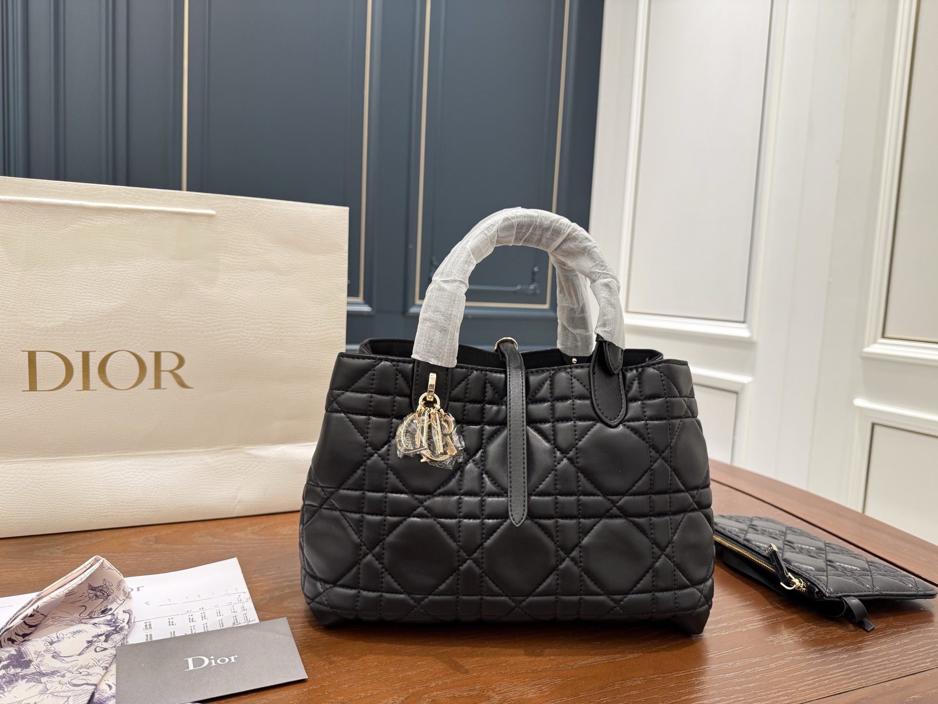 （折叠盒⚠️）p190 Dior迪奥 超火的Toujours 购物袋 🉑️变形托特tote 羊皮藤格纹 上身太高级啦！ 个人觉得 包型真的很耐看！ 又休闲 又优雅！ 现在它很火哦！ 中号 size 大小刚刚好肩带可调节 size：28*21cm