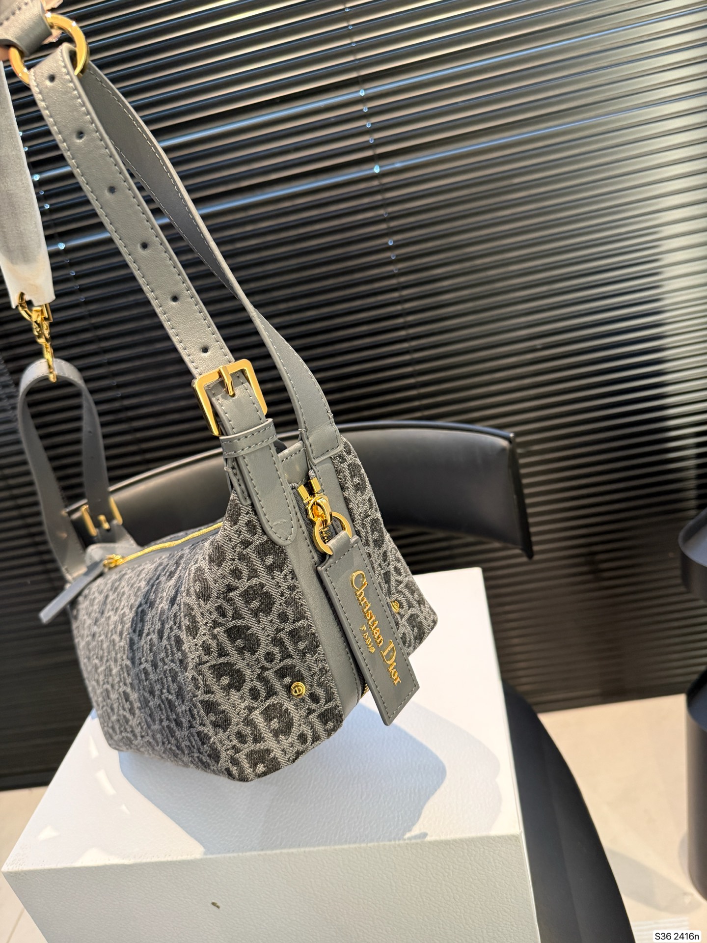 P230配折叠盒子 迪奥旅行包 被 Dior新款流浪包美到失语 富家千金同款Dior新款流浪包，一眼万年，背着它，你就是人群焦点谁还看路啊!时尚圈顶流Dior新款流浪包，把高级感狠狠拿捏住了，背上秒变街拍女王。 富家千金同款Dior新款流浪包，一眼万年，背着它，你就是人群焦点尺寸：26 15 货号2416