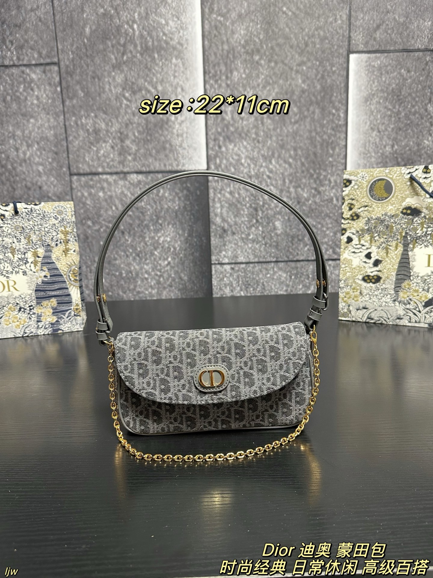 P165配盒 Dior 迪奥 蒙田包 迪奥新品，这只蒙田 D-Vine 真的越看越喜欢，白色老花提花带一点黑线细节，刚好是那种秋天的柔和质感，最可爱的是那个小狮子包挂！毛茸茸的、软软的，挂上去整只包都变得更俏皮～优雅和可爱这次全都拿捏住了🐾 尺寸：22*11cm