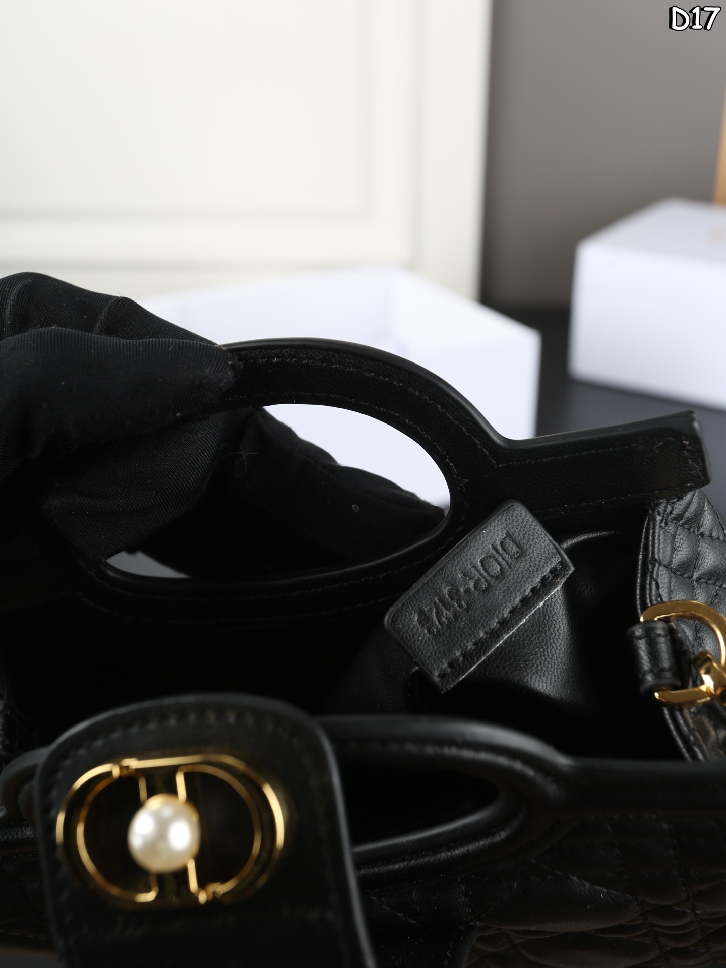 P185 折叠盒 DIOR迪奥 Jolie Handle 藤格纹 珍珠 链条包 斜挎手提包 迷你 简单又高级~ 妥妥的上班族神包 DIOR Jolie，我新的上班神包！ 怎么说呢，就是颜值高！ 拎着走在去上班的路上，回头率猛涨，心情大好～ 尺寸：18&times;11