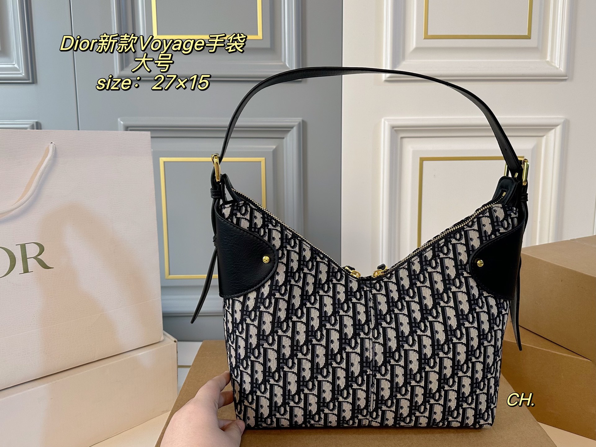 P150（折叠盒） size：27&times;15大号 DIOR迪奥新款菱格Voyage 手袋💕 复古时尚，简约大方，港风感拉满 摸起来超治愈的菱格纹➕质感五金 可调节肩带，对不同身高都友好 精致感拉满，专属挂饰细节满分💯