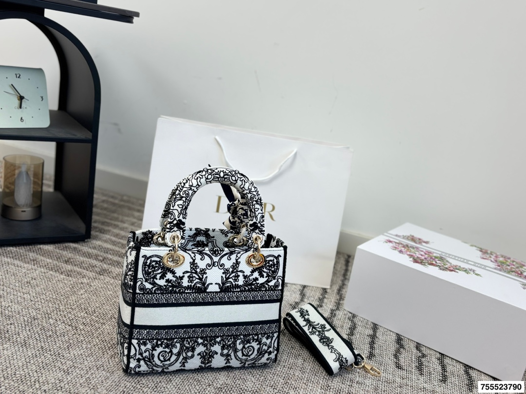 p290配礼盒 DIOR迪奥｜Lady D-Lite刺绣包 刺绣戴妃配斜挎带 D家最具有代表性的包包,拥有众多的粉丝~D家 lady D-Lite～诞生于20世纪90年代初,与戴安娜王妃有一段特殊的传奇,所以又被称为戴妃包最新款藤格纹刺绣戴妃包~精致度不止提升了一个档次开箱的仪式感~先来欣赏下视频~精致的如同艺术品这款包主打手工,每一个地方都是纯手工完成刺绣包边尤其是手柄处,感受到了吗 这款包特点全部立体感刺绣刺刺绣针数10万针以上,包包材质是意大利进口防水环保帆布 包包配有一款现在最流行的粗肩带,时尚感爆棚,休闲味道更浓郁~超百搭~容量很@,搭配翻盖设计,安全感十足 质感高级,配个大衣啥的太适合了,要有 包尺寸：24cm