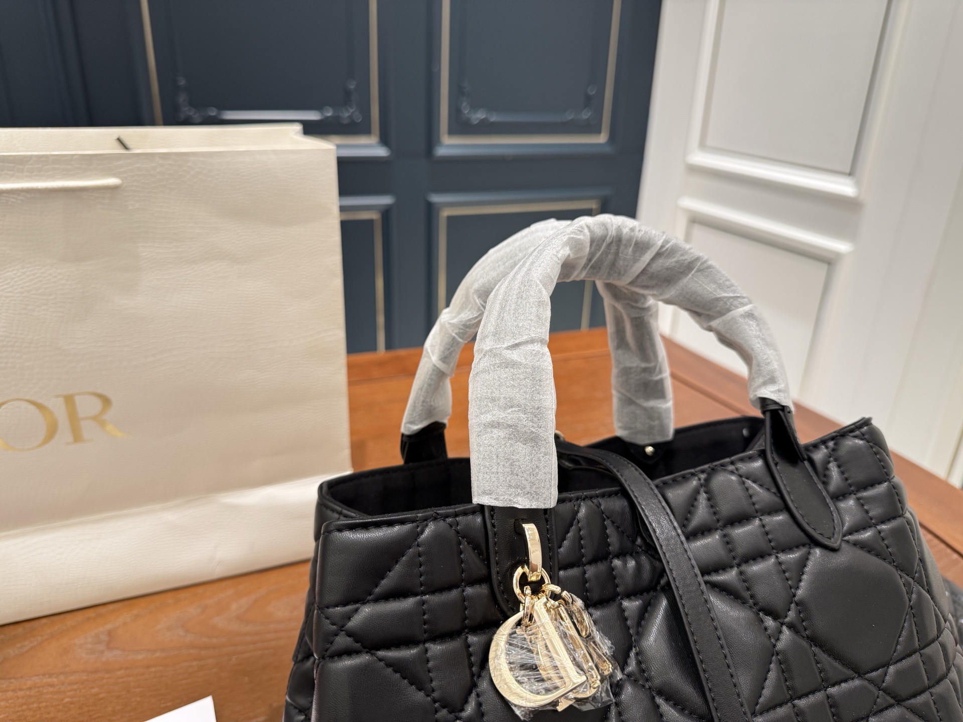 （折叠盒⚠️）p190 Dior迪奥 超火的Toujours 购物袋 🉑️变形托特tote 羊皮藤格纹 上身太高级啦！ 个人觉得 包型真的很耐看！ 又休闲 又优雅！ 现在它很火哦！ 中号 size 大小刚刚好肩带可调节 size：28*21cm