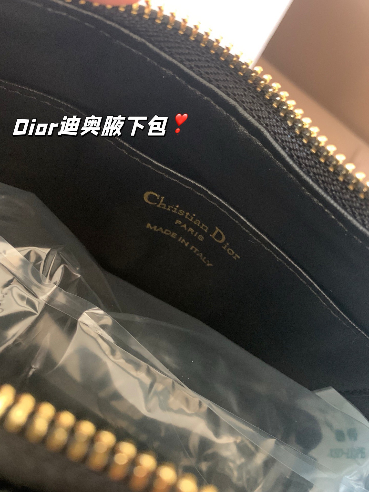 P175 配折叠盒子 Dior新款-迪奥之爱链条手袋!时尚现代而不失实用功能。CD标志，搭配一个拉链隔层，可收纳各种日常用品。百搭款式，搭配可调节、可拆卸的皮革肩带和顶部手柄，另带有可拆卸链条，可肩背或斜挎，是日常或晚装造型的理想之选。 尺寸：19*14