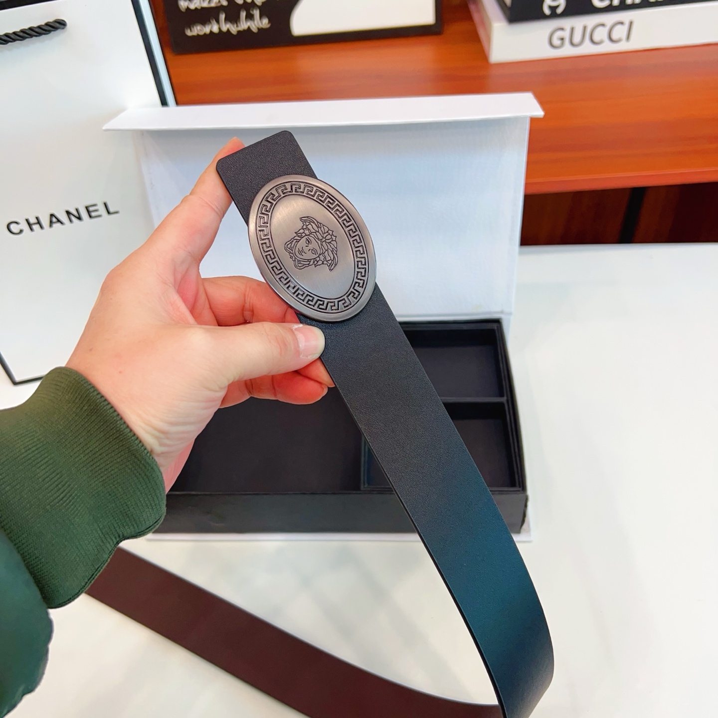 🚹🚹P125💎迪奥➕范思哲 🔥双品牌🔥双扣版 1⃣带2⃣扣 正版开模 此款腰带双面采用原厂牛皮带身，2️⃣品牌 精密电镀标志性五金搭扣 对版专柜。3.8cm【如需木盒➕40】