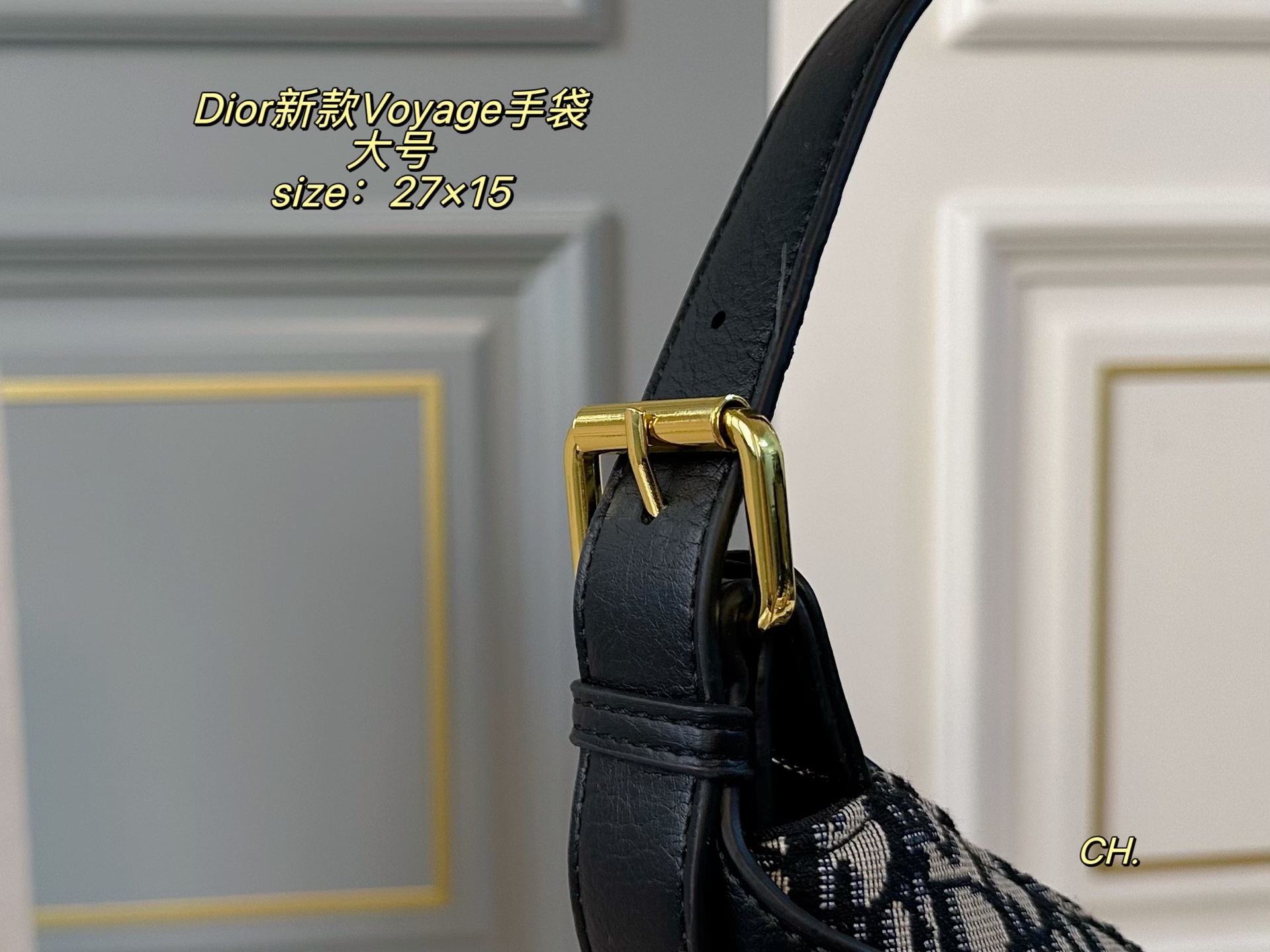 P150（折叠盒） size：27&times;15大号 DIOR迪奥新款菱格Voyage 手袋💕 复古时尚，简约大方，港风感拉满 摸起来超治愈的菱格纹➕质感五金 可调节肩带，对不同身高都友好 精致感拉满，专属挂饰细节满分💯