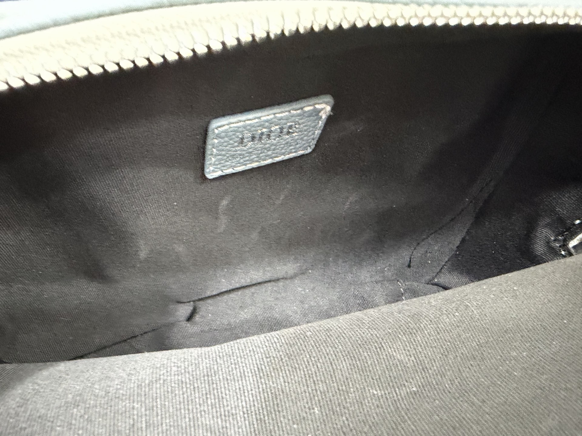 P140 DIOR 迪奥 1947 SAFARI信使包 CD刺绣针织相机包 🚹男女通用斜挎包 单肩包 经典百搭 实物拍摄 原厂原版面料 配送防尘袋 礼盒 22 x 15 cm。