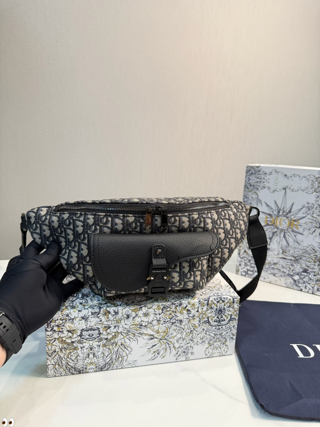 ❤️p155（礼盒包装）❤️ 巨实用巨好看的dior迪奥腰包，大爱的迪奥老花帆布链条腰包 超精致又能装，真香a！喜欢小包的妹子们看过来~老花帆布手机包！不要看着觉得容量小单单放手机三只足以！总之就是想怎么方便怎么来了！ 尺寸：40.17cm
